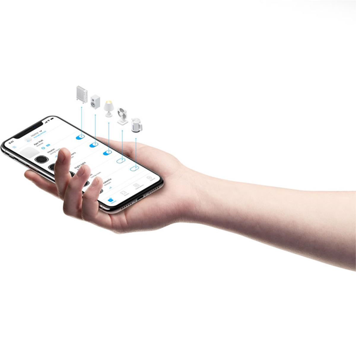 Mano che tiene uno smartphone che mostra dispositivi per la smart home sullo schermo.