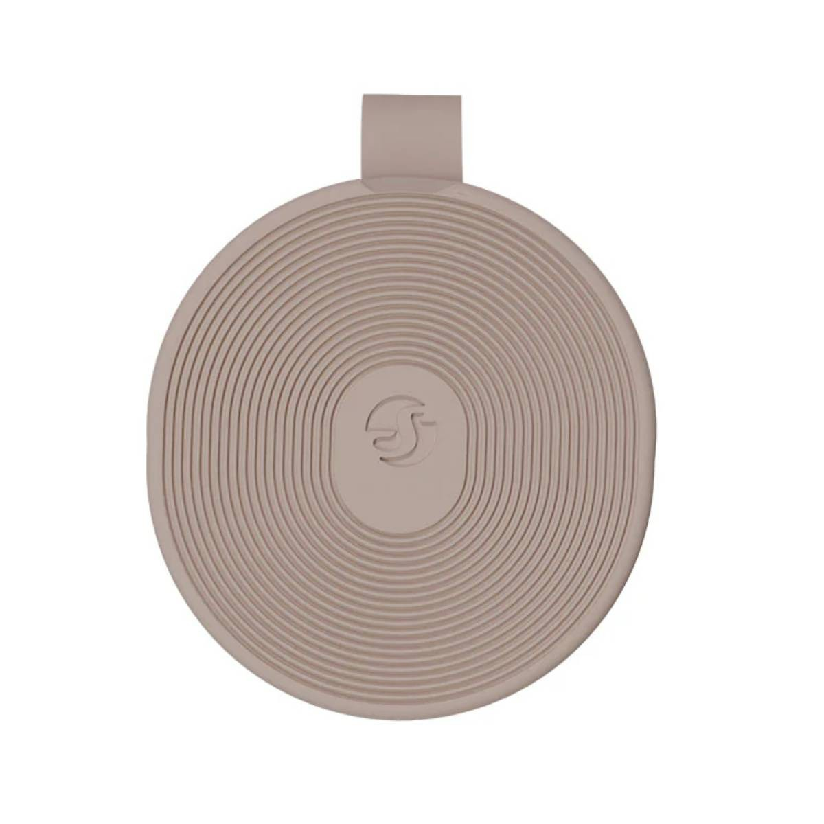 Objeto circular beige con ranuras concéntricas y un logo estilizado 'S' en el centro.