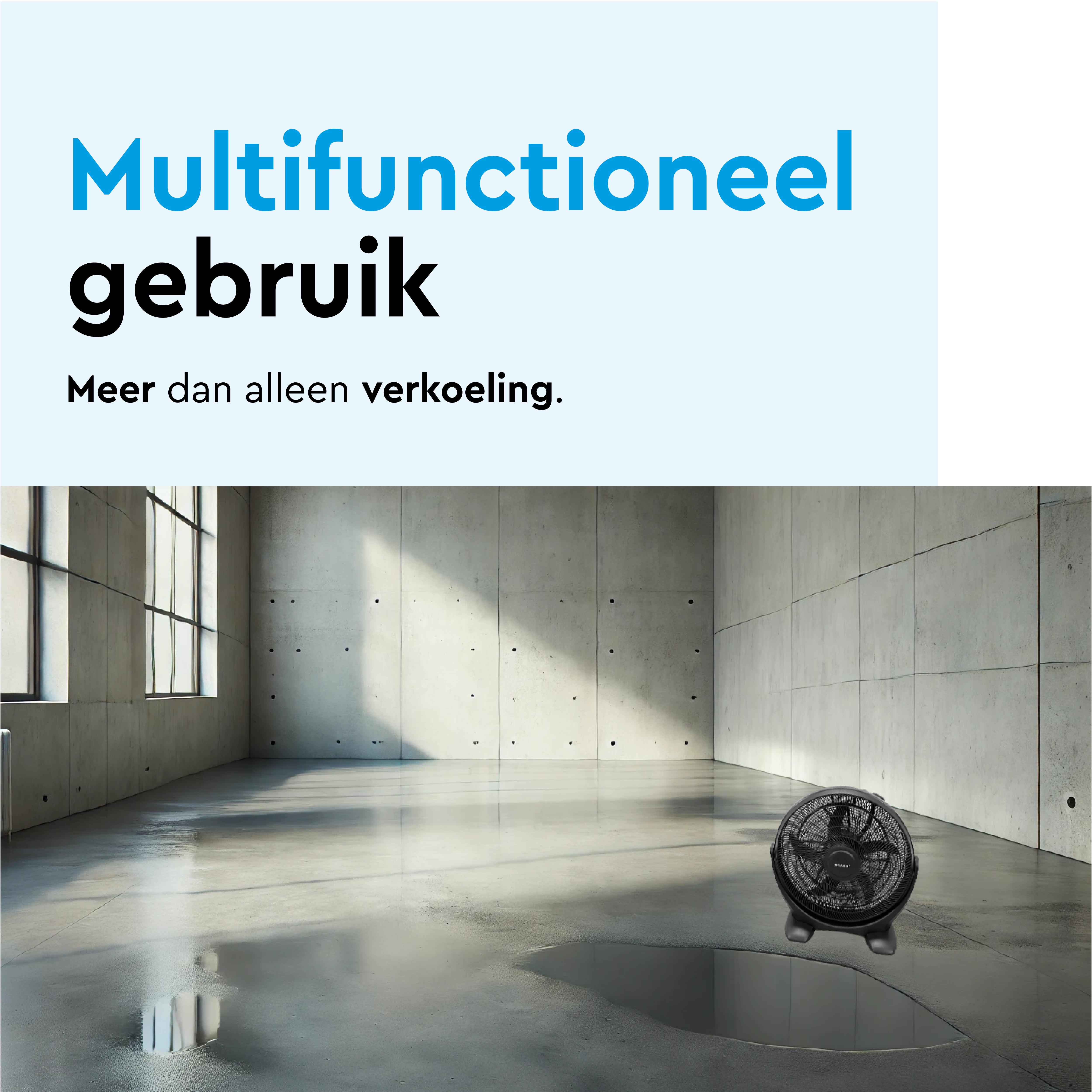 Een zwarte ventilator op een natte betonnen vloer in een lege kamer met ramen.