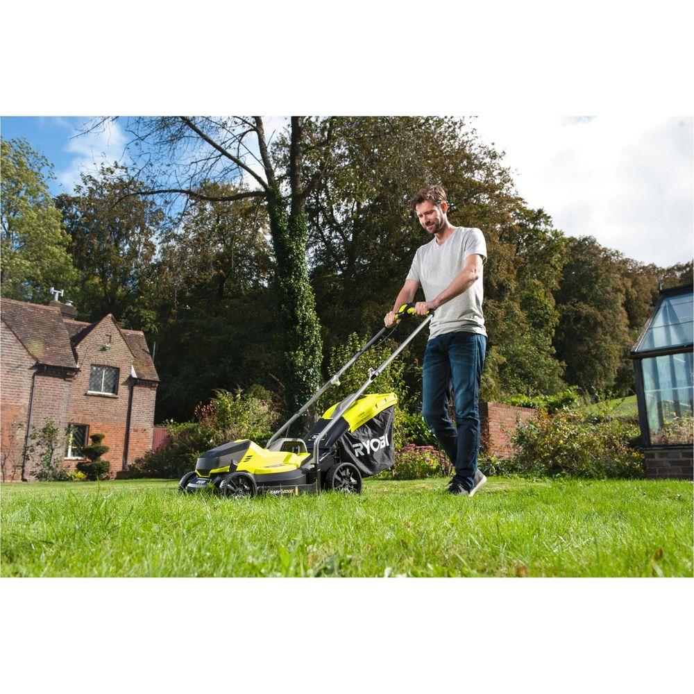 Hombre empujando un cortacésped Ryobi amarillo y negro en un césped verde, con casa y árboles al fondo.