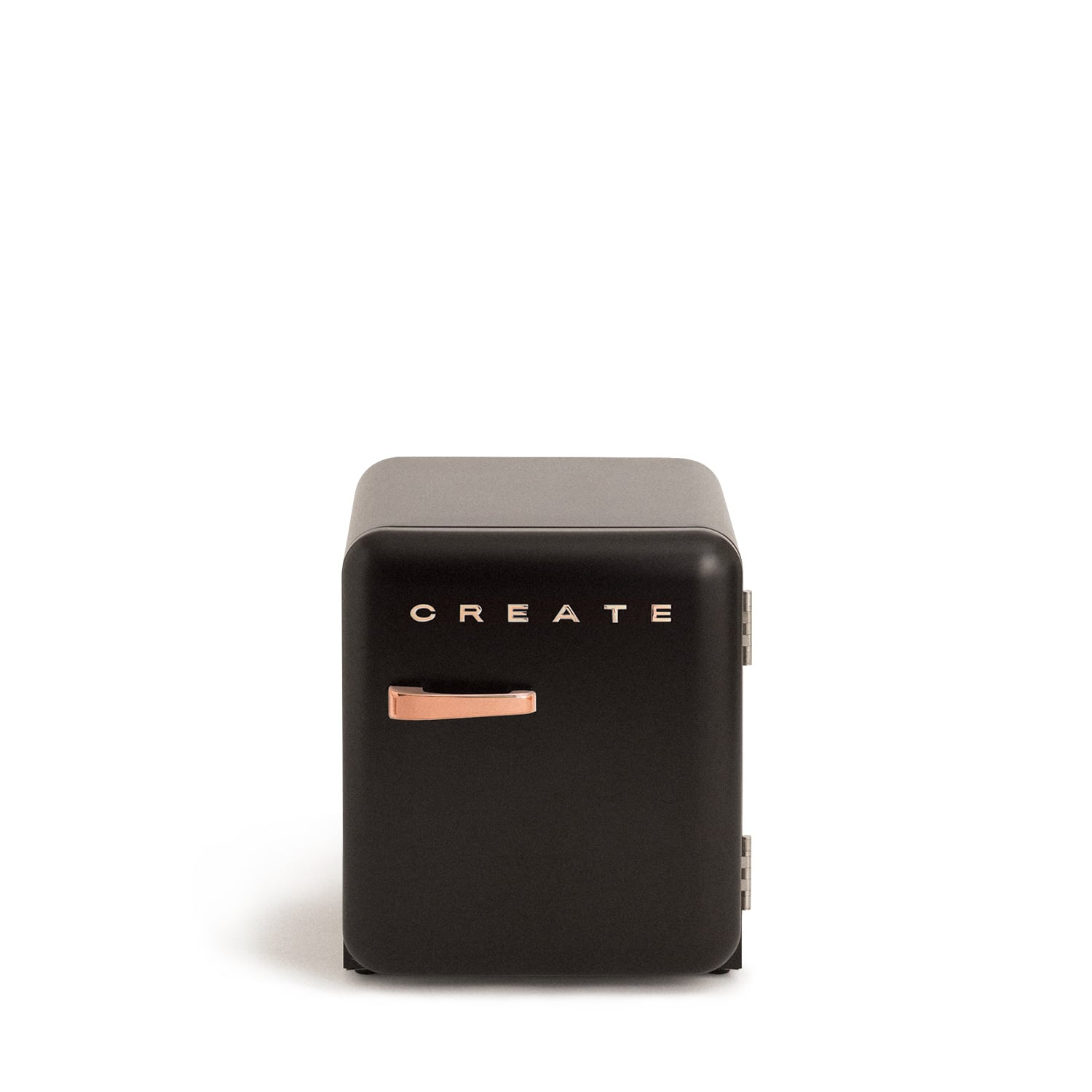 Pequeño refrigerador negro con asa dorada y la palabra CREATE.