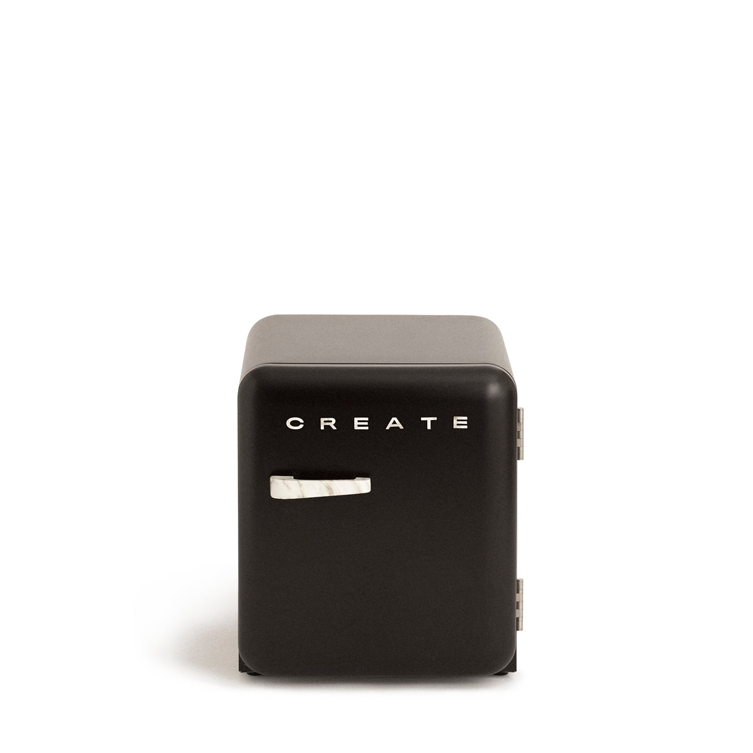 Un pequeño refrigerador negro con la palabra CREATE y un asa veteada.