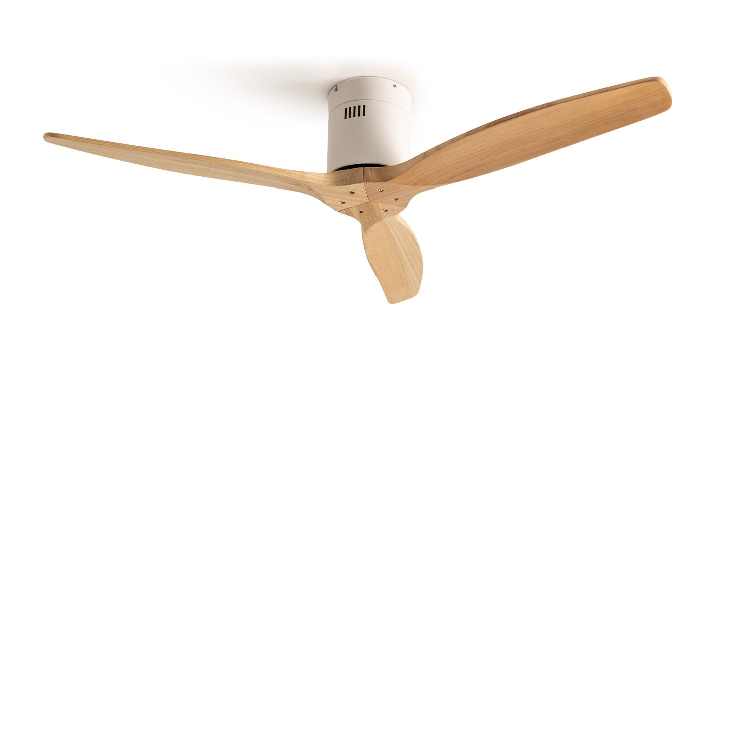 Un ventilador de techo blanco moderno con tres aspas de madera natural sobre fondo blanco.