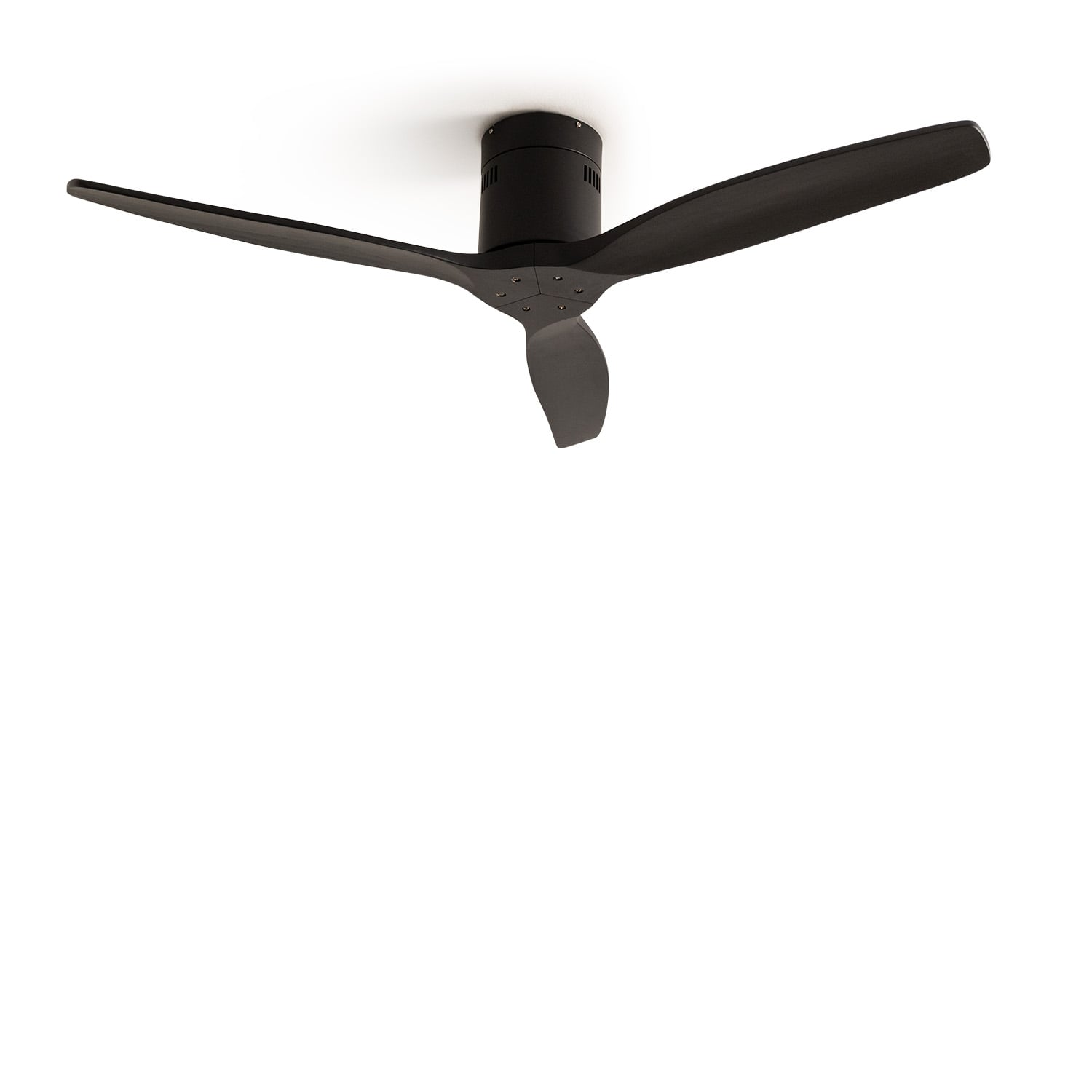 Un ventilador de techo negro de tres aspas está montado en un techo blanco.