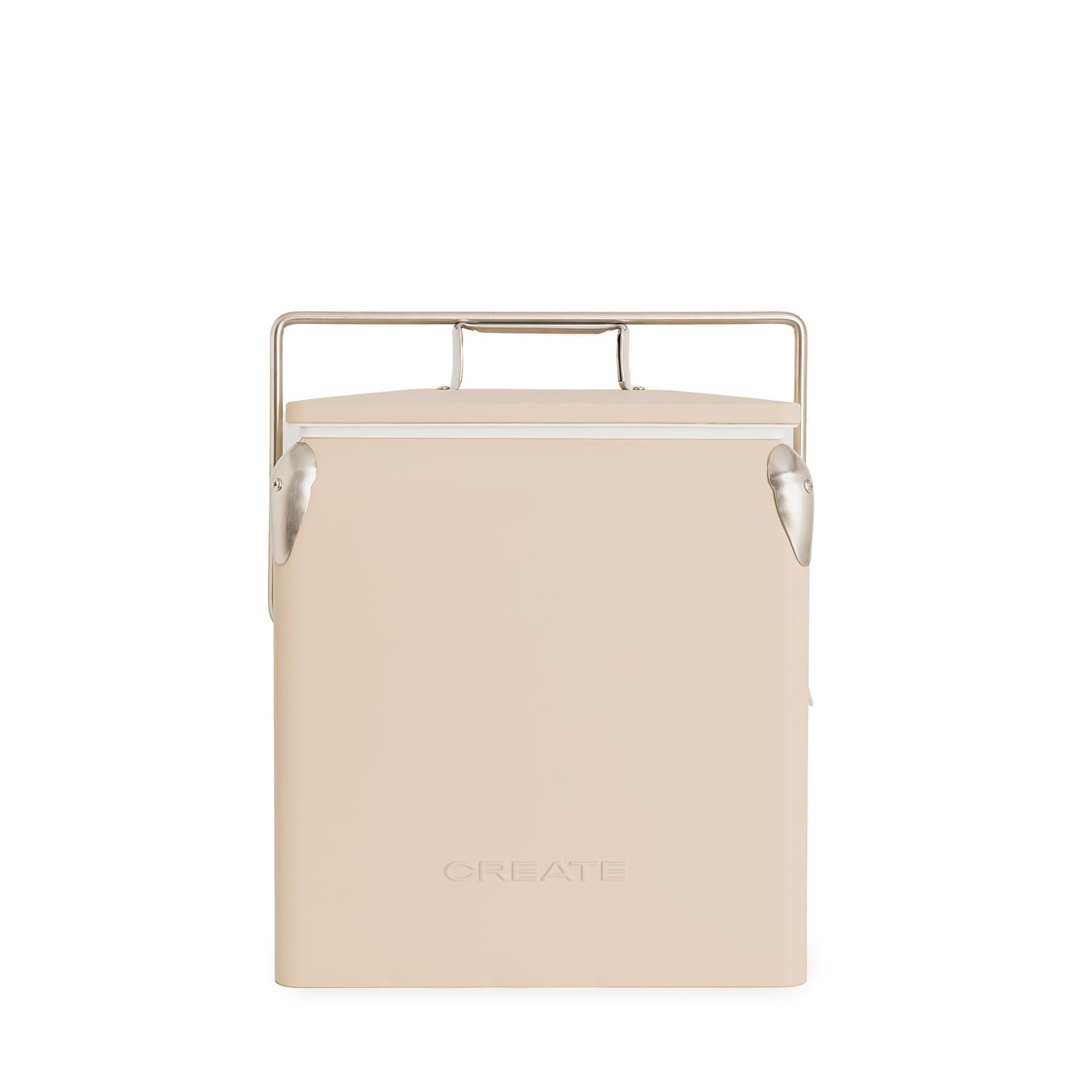 Una hielera beige con asa y herrajes plateados.