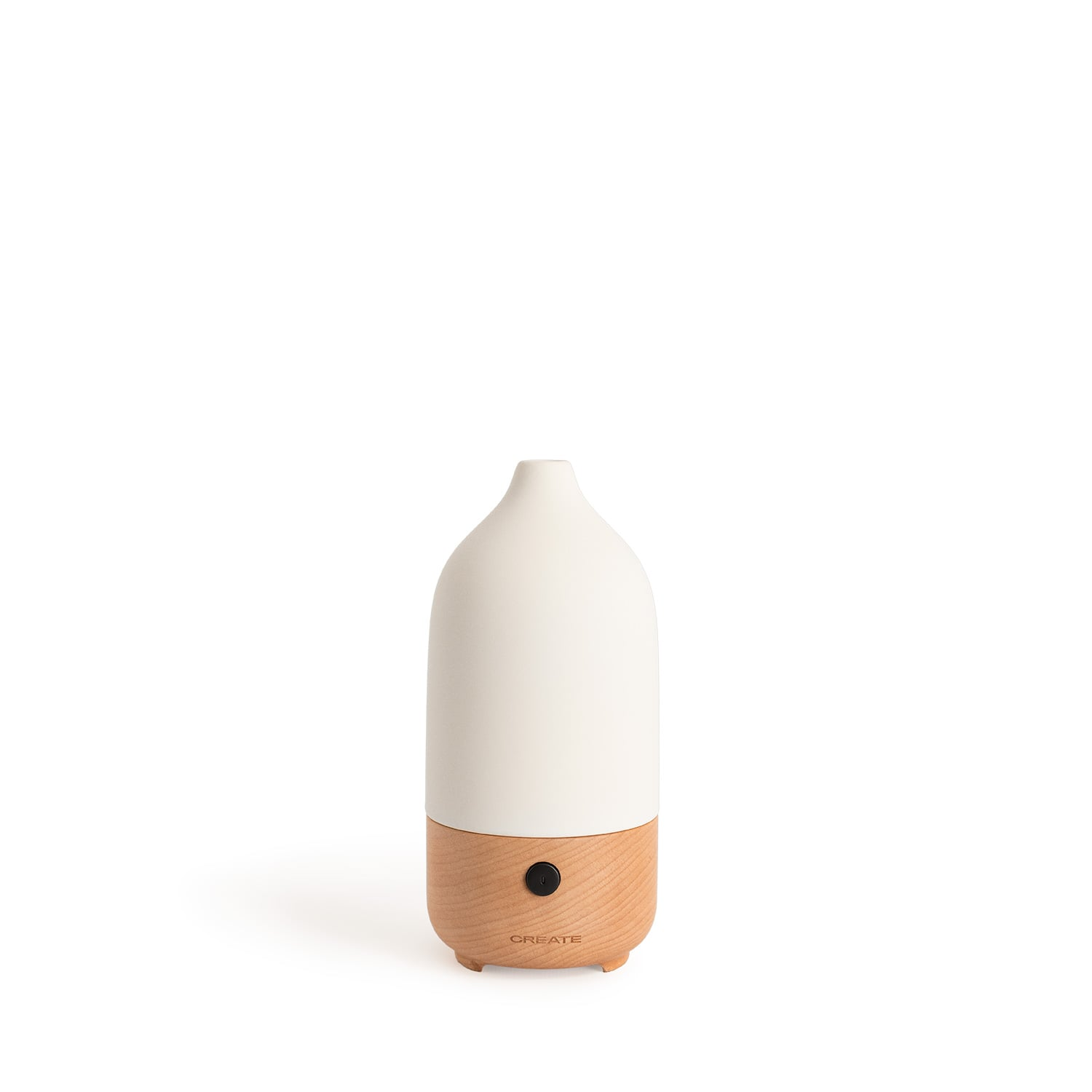 Un difusor blanco redondeado con base de madera y botón negro sobre superficie blanca.