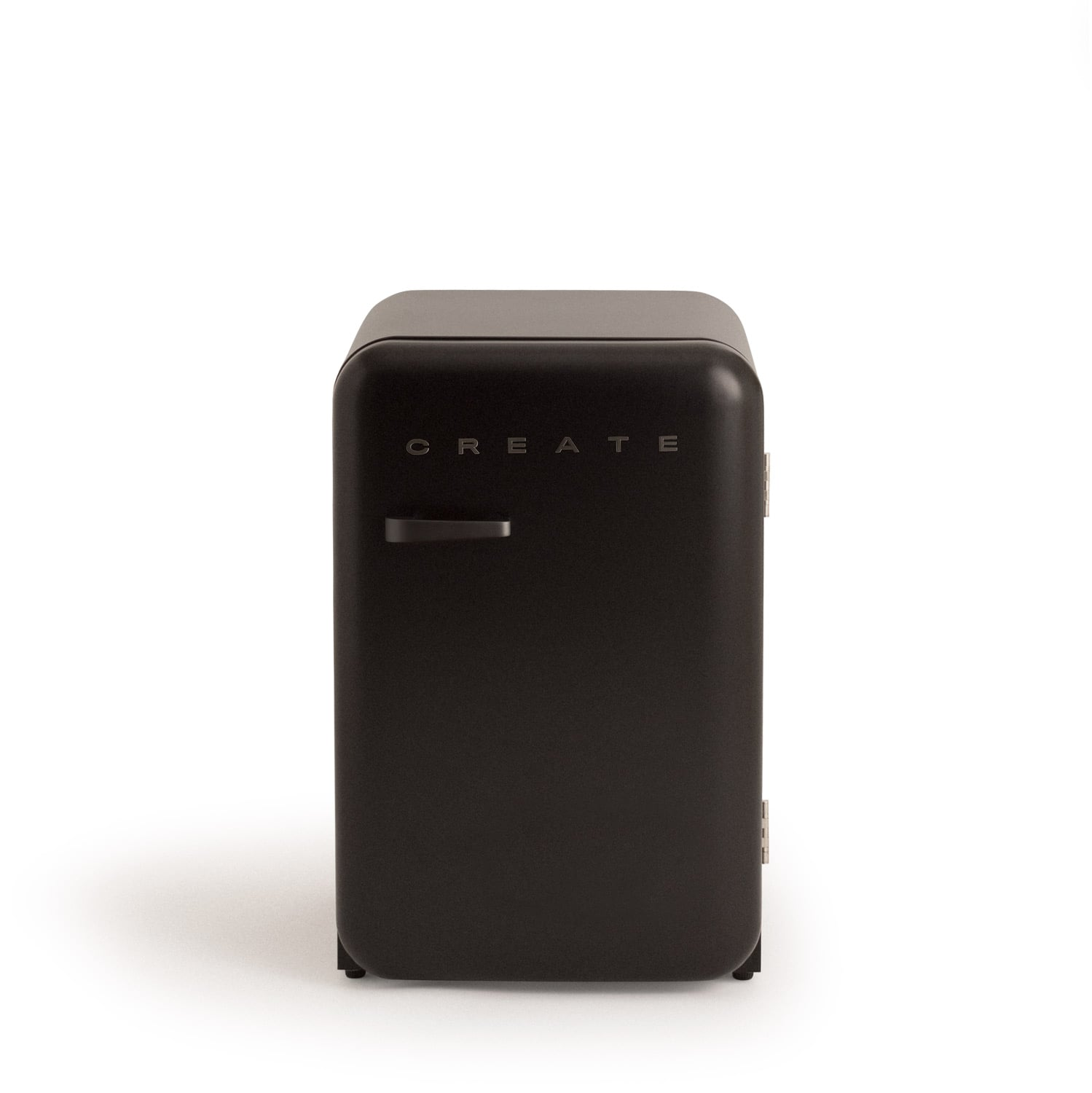 Un pequeño refrigerador negro con la palabra CREATE en el frente.