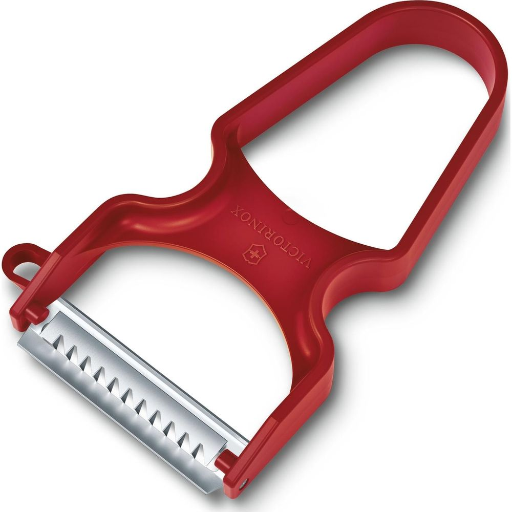 Kırmızı Victorinox sebze soyucu, tırtıklı bıçağıyla beyaz zeminde gösteriliyor.