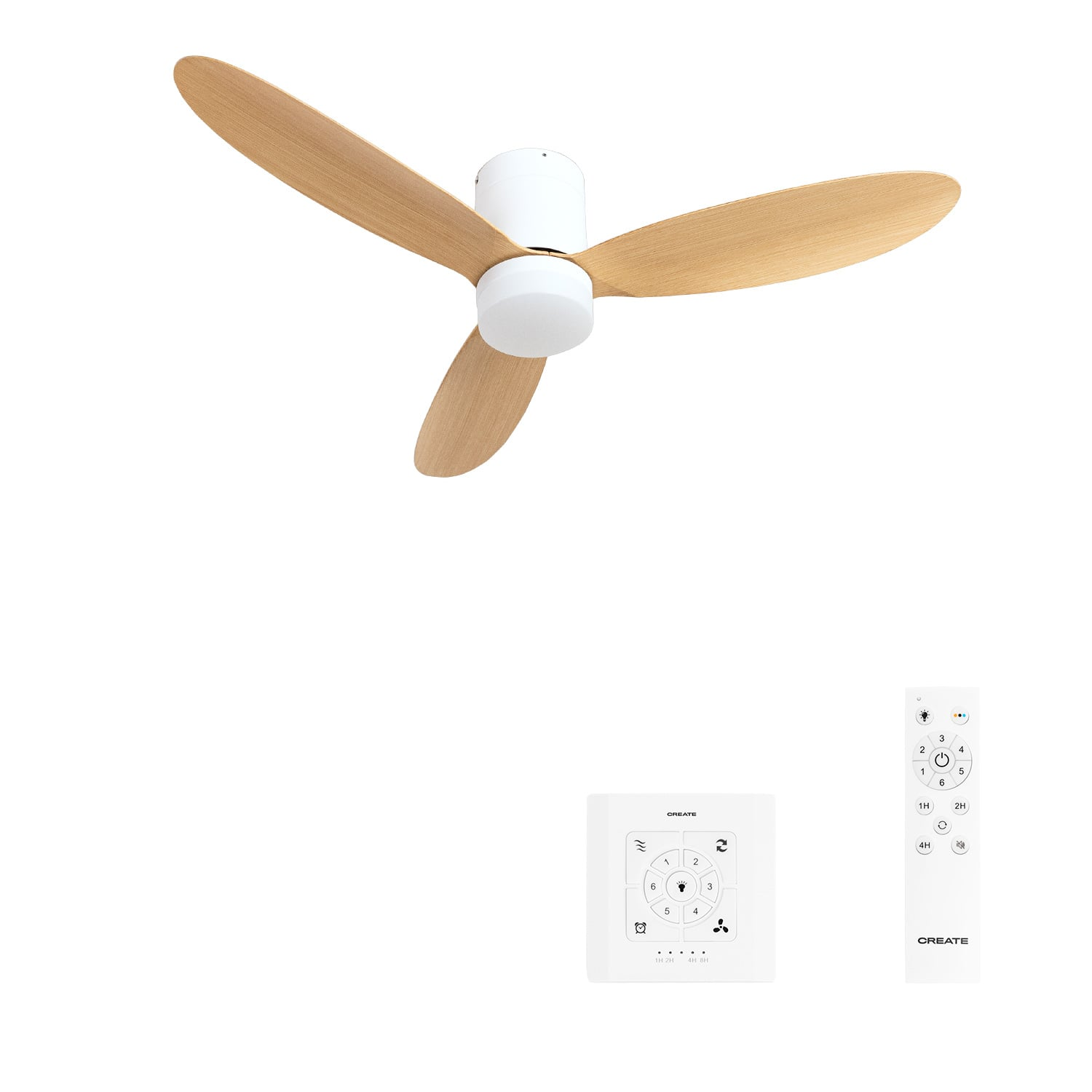 Ventilador de techo blanco con aspas de madera y dos mandos a distancia sobre fondo blanco.
