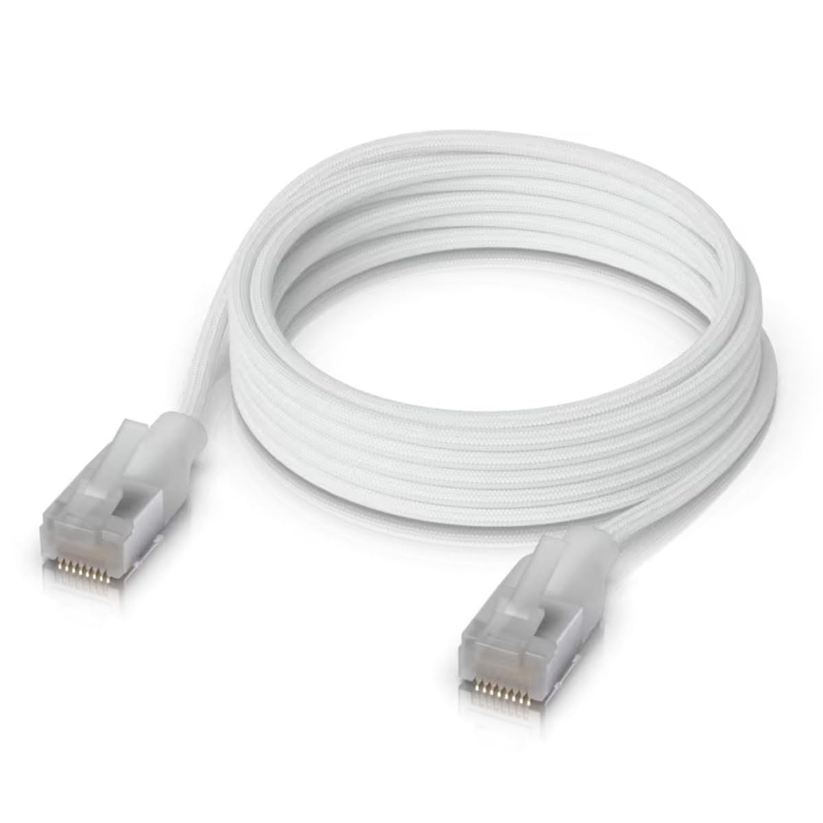 Un cavo bianco con due connettori trasparenti, arrotolato su sfondo bianco.