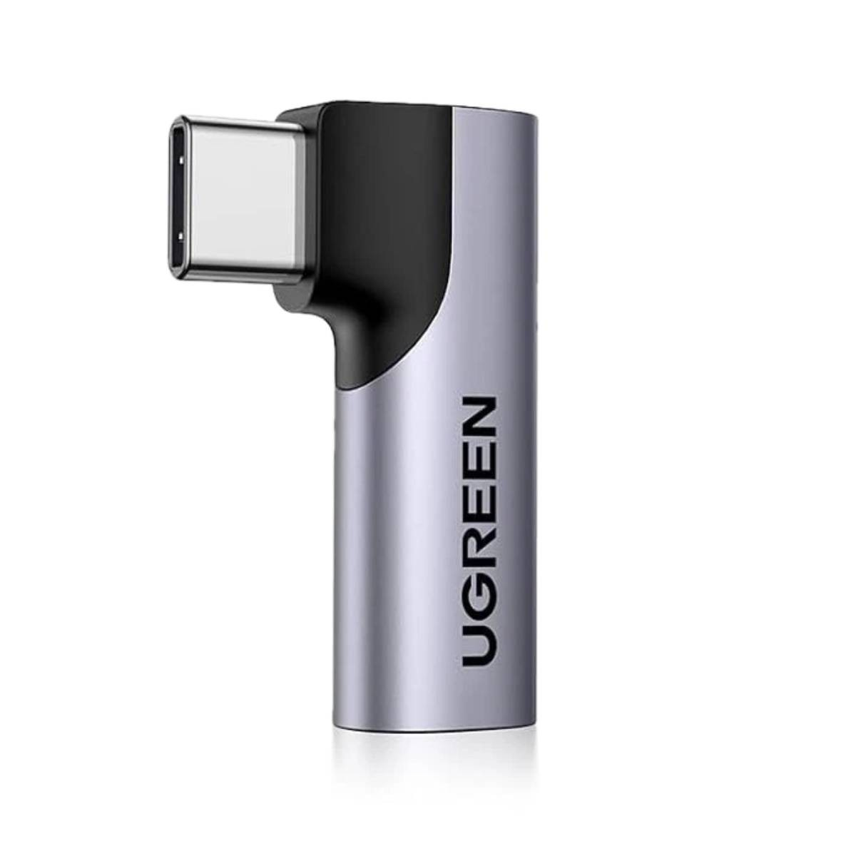 Un adattatore USB-C argentato con accento nero, etichettato UGREEN.