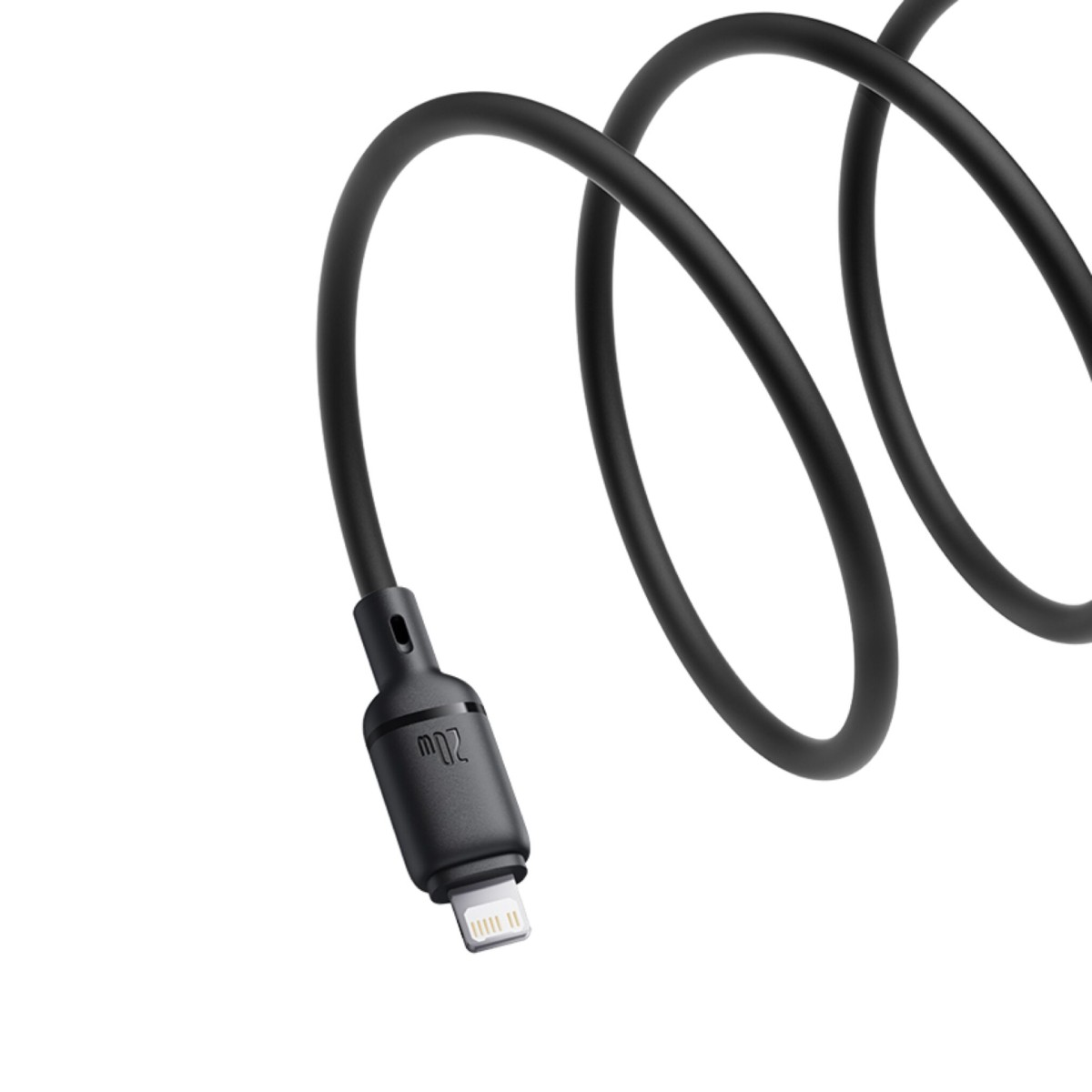 Un cavo di ricarica nero con connettore lightning su sfondo bianco.