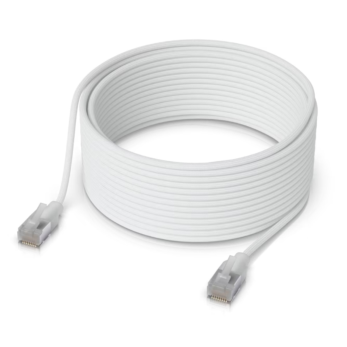 Un cavo bianco arrotolato con due connettori RJ45 su sfondo bianco.