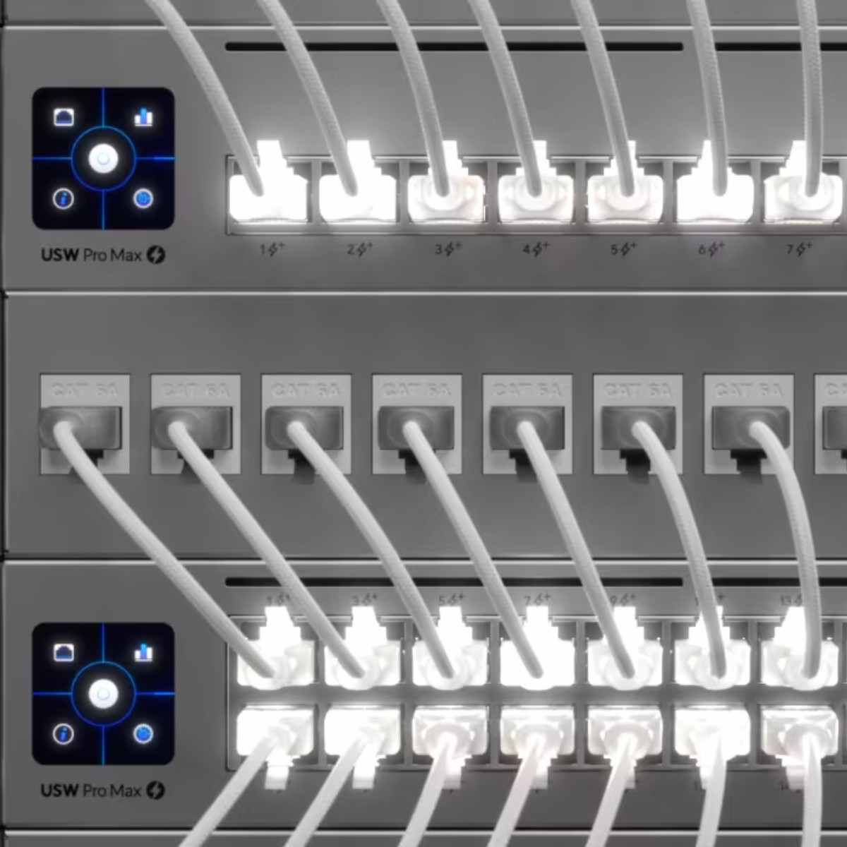 Molteplici rack di rete con porte illuminate e cavi collegati.