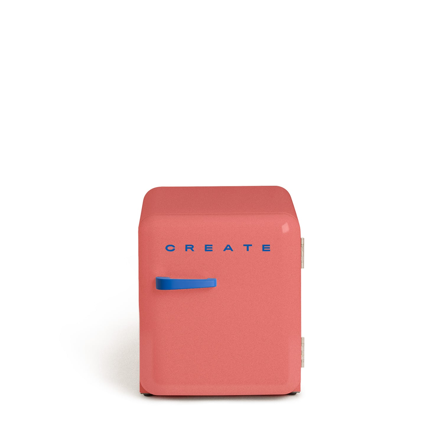 Un pequeño frigorífico color coral con asa azul y la palabra CREATE.