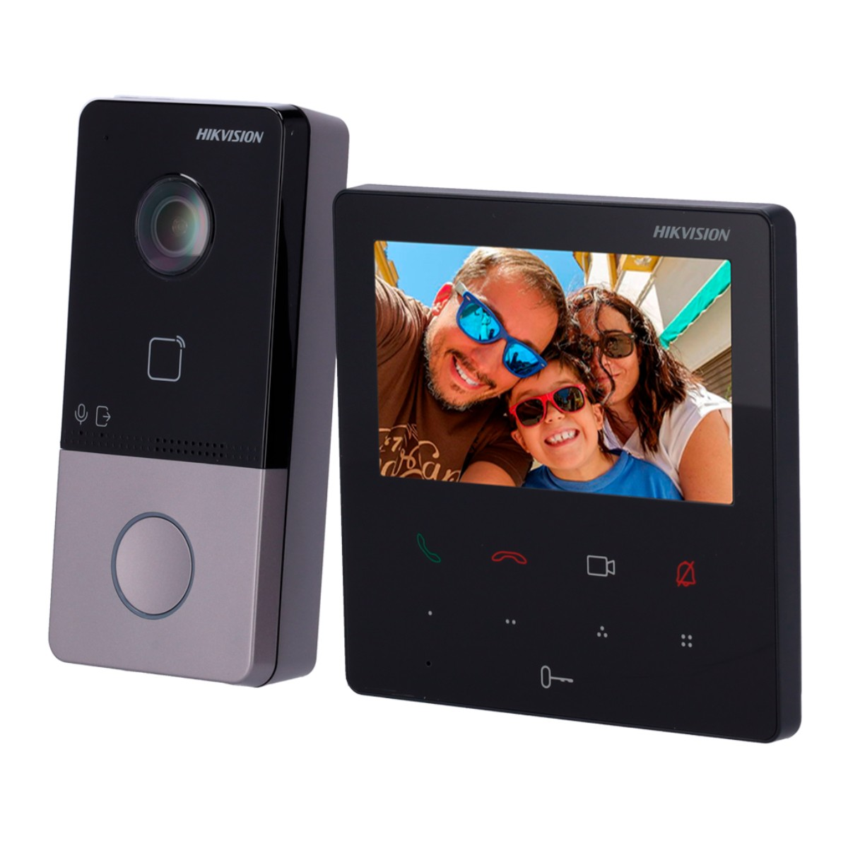Videocitofono e schermo Hikvision mostrano un selfie di famiglia.