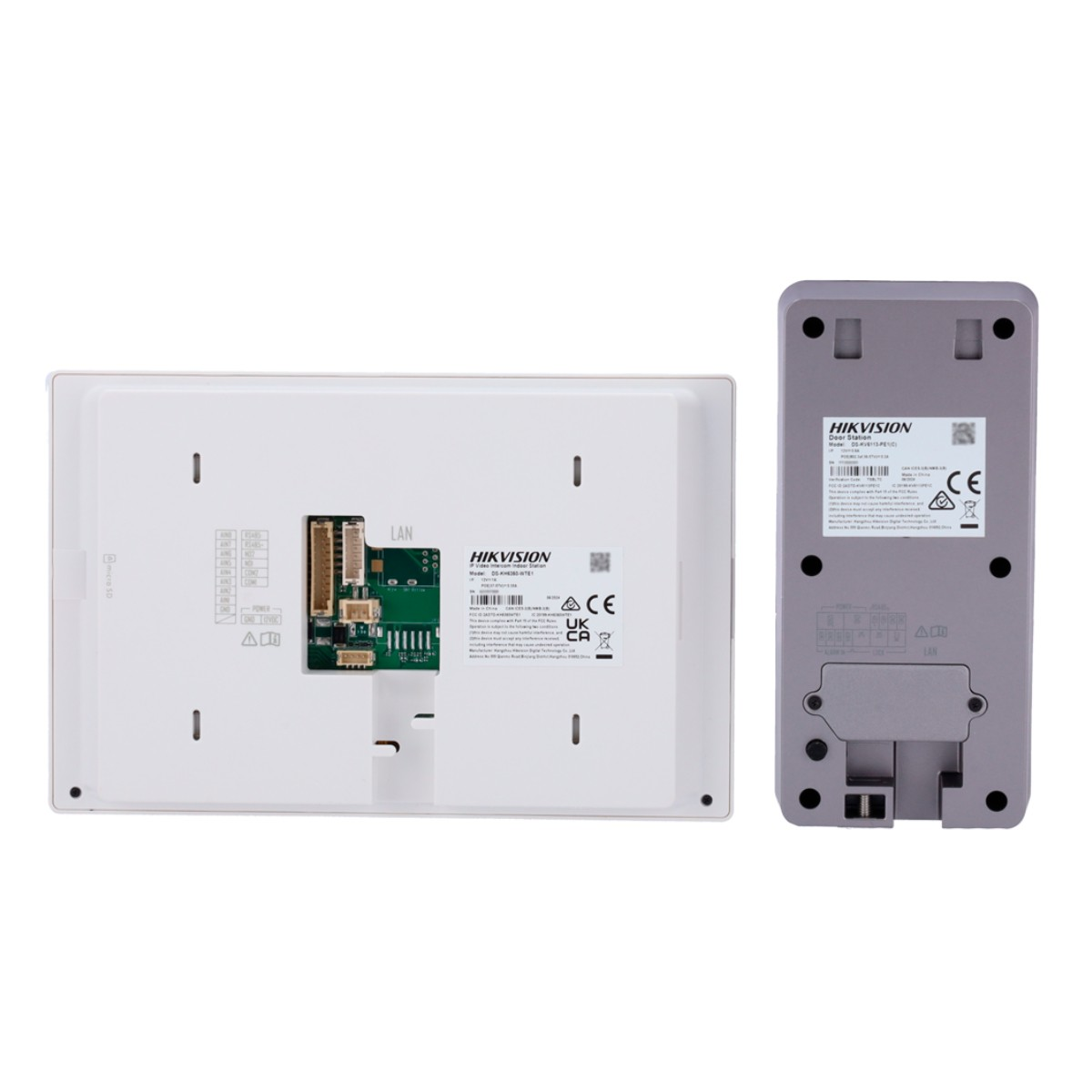 Due dispositivi Hikvision, bianchi e grigi, con porte ed etichette.