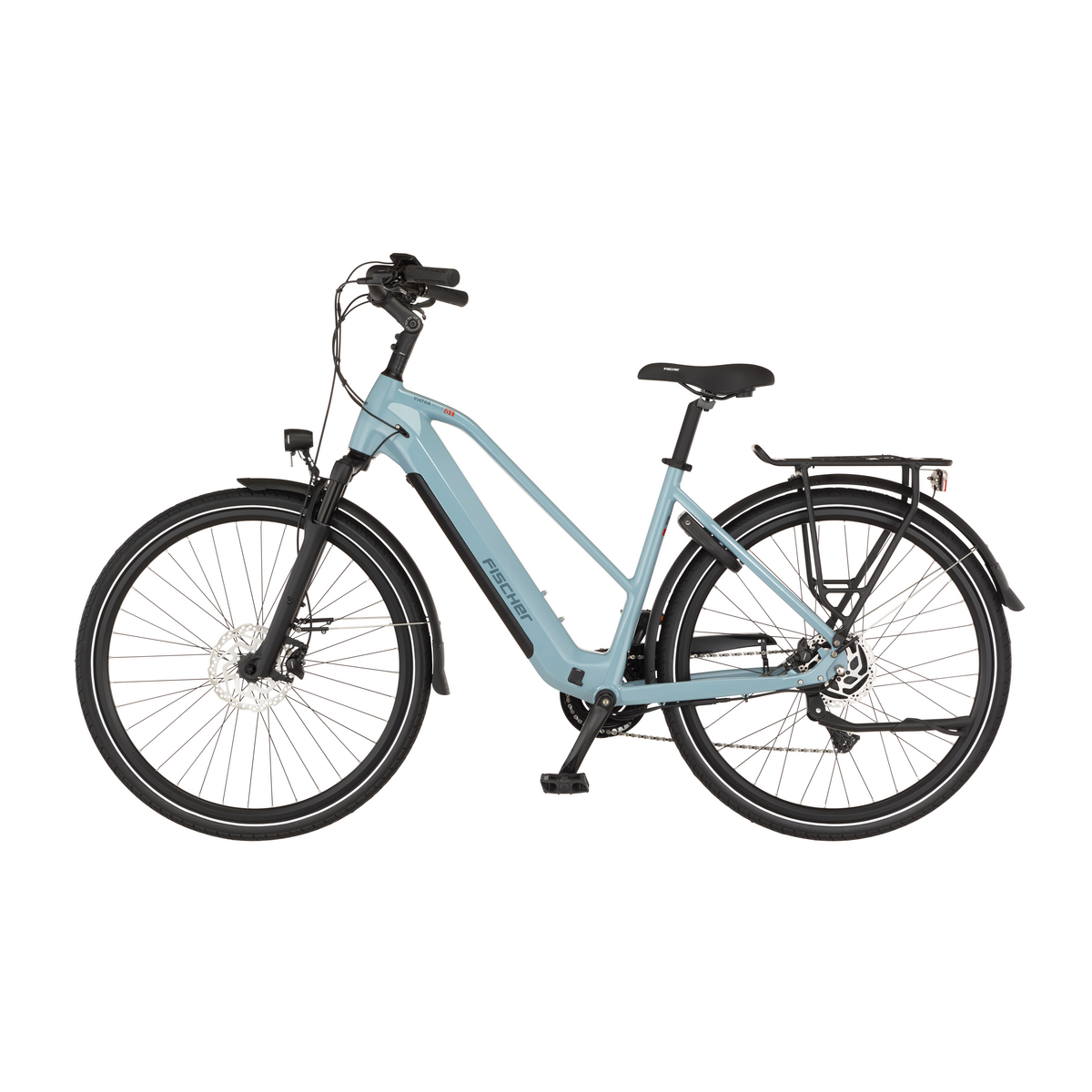Ein hellblaues Fischer E-Bike mit Gepäckträger und Schutzblechen, auf weißem Hintergrund.