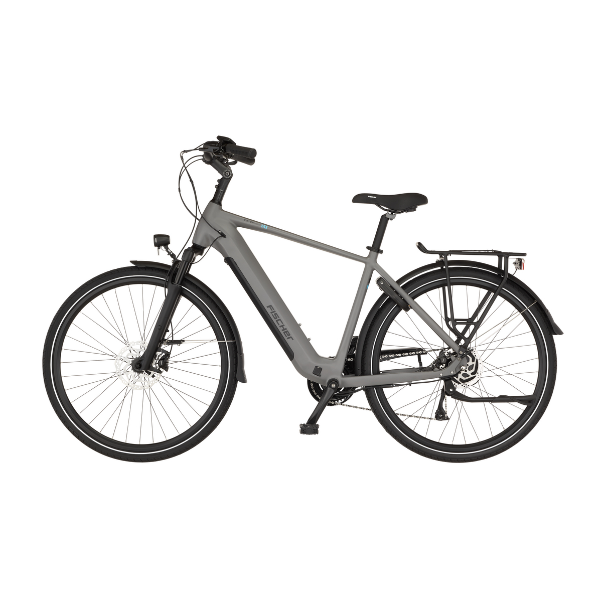 Graues Fischer E-Bike mit Gepäckträger und Schutzblechen, freigestellt.