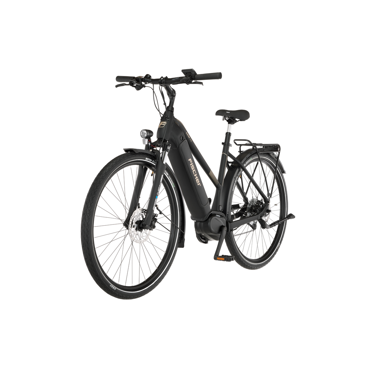 Ein schwarzes Fischer E-Bike mit Gepäckträger und Display steht vor weißem Hintergrund.