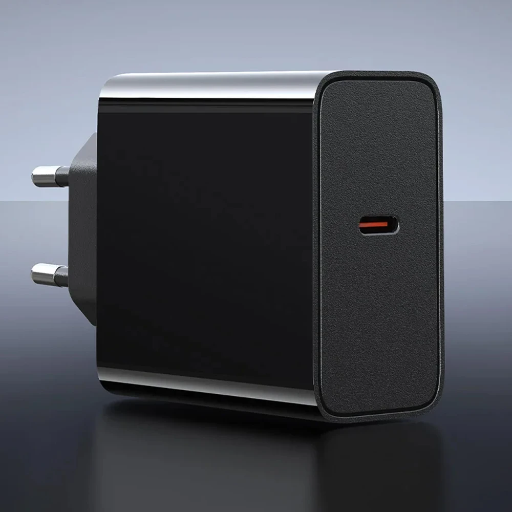 Czarna ładowarka USB-C z dwoma bolcami i srebrną krawędzią.