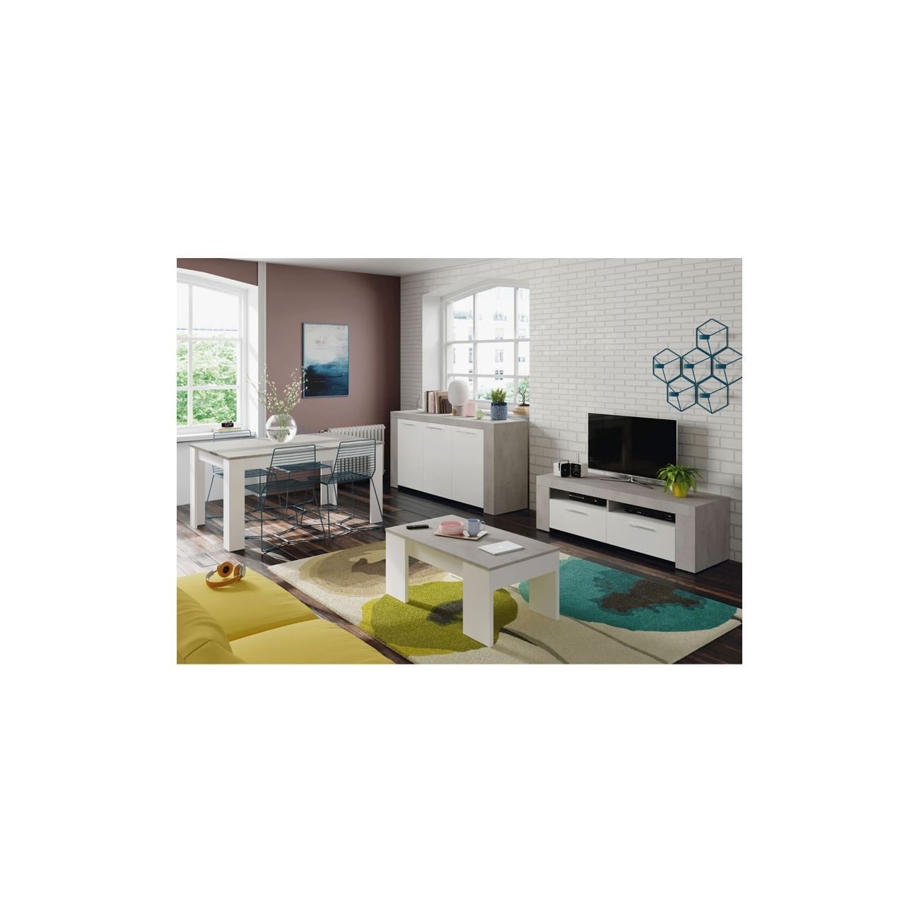 Una sala de estar con mesa de comedor, sillas, sofá, mesa de centro y TV.