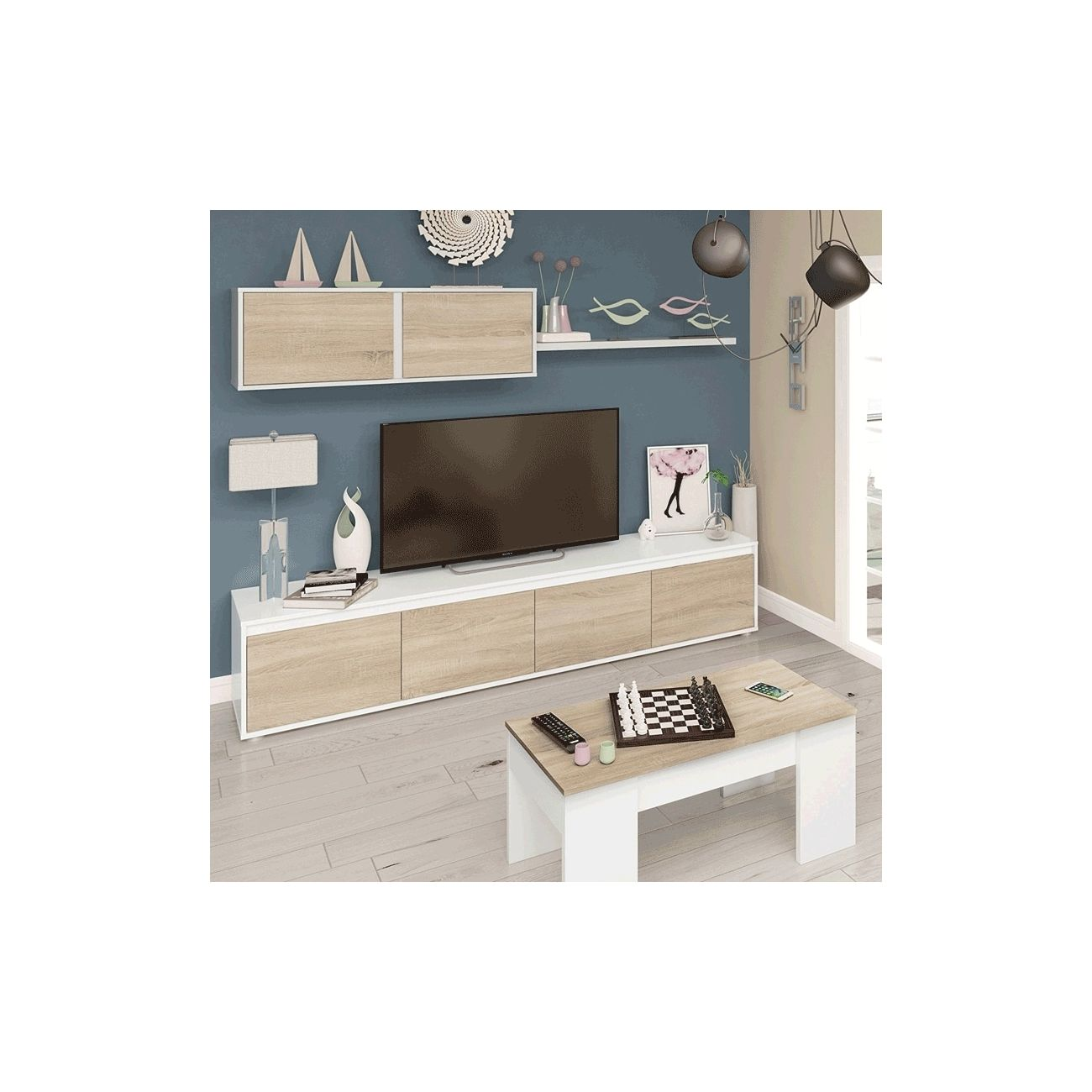 Sala de estar con estante de pared azul, TV, mueble bajo y mesa de centro con ajedrez.