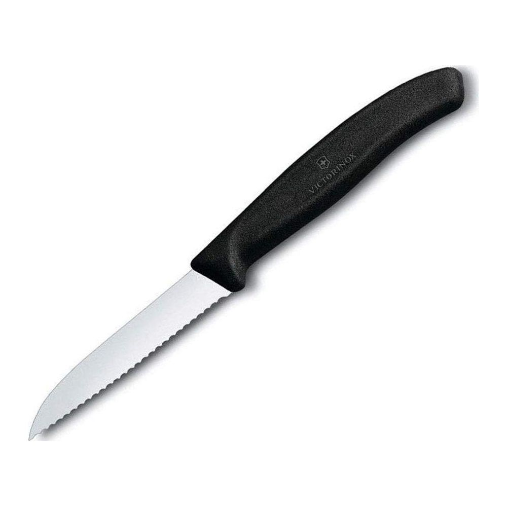 Beyaz arka plan üzerinde tırtıklı bıçaklı siyah bir Victorinox bıçağı.