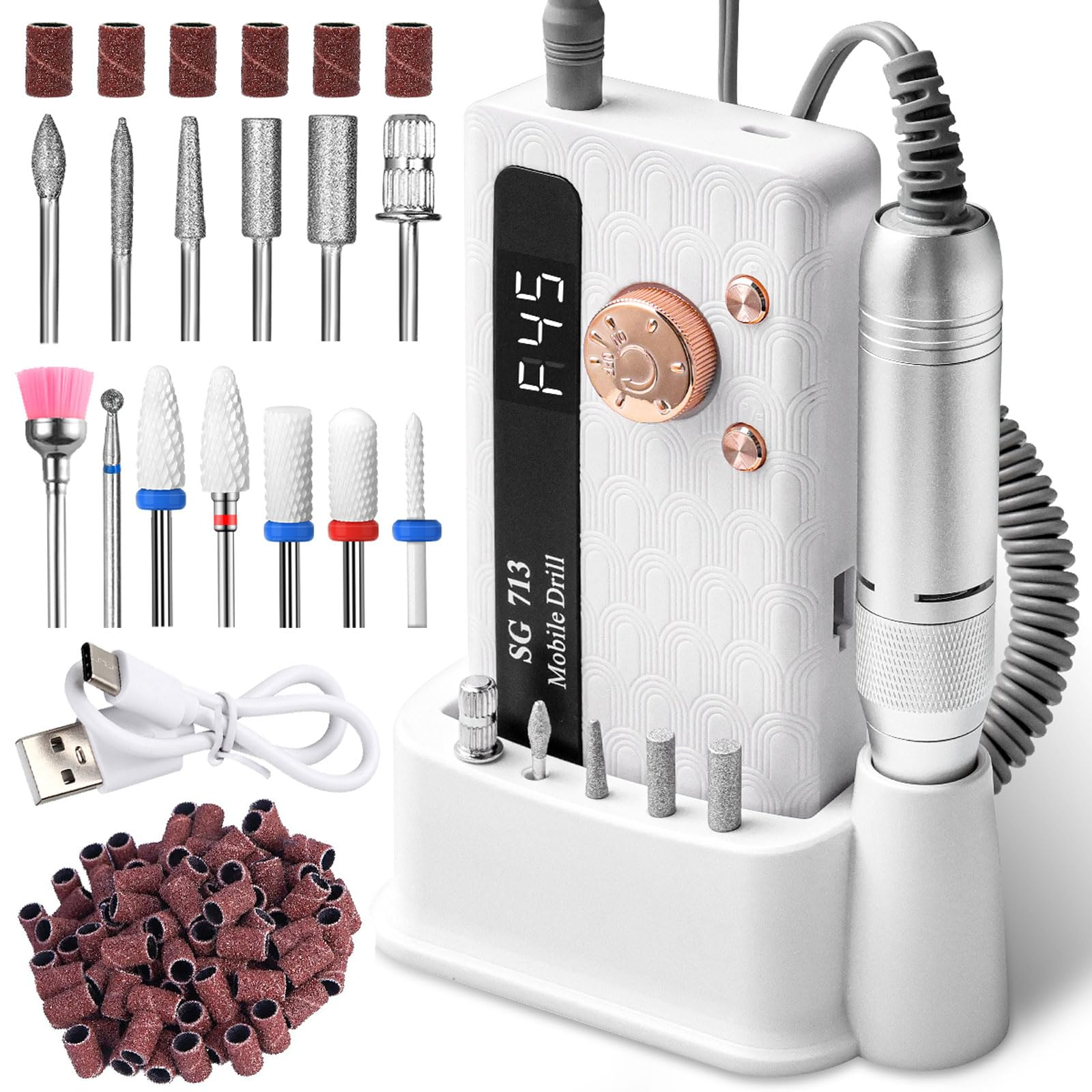 Nagelbohrmaschine mit Bits, USB-Kabel und Schleifbändern auf weißem Hintergrund.