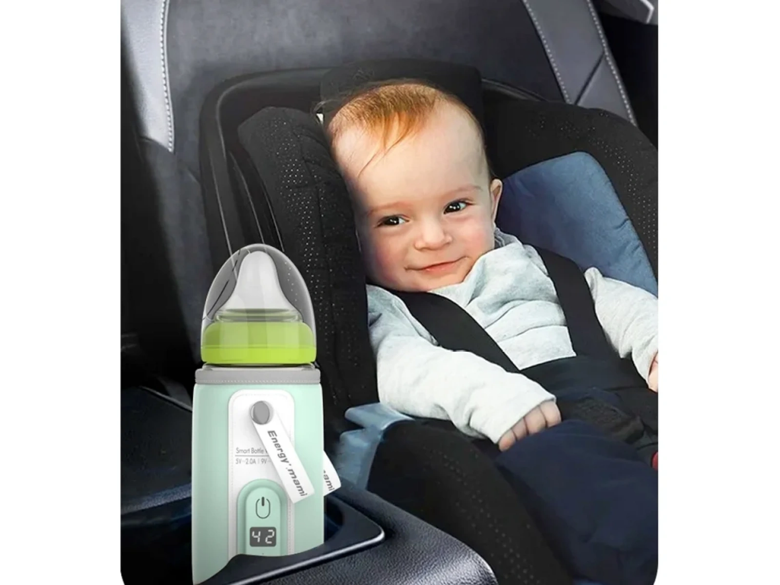 Baby im Autositz mit einer Mini-Flaschenheizung daneben.