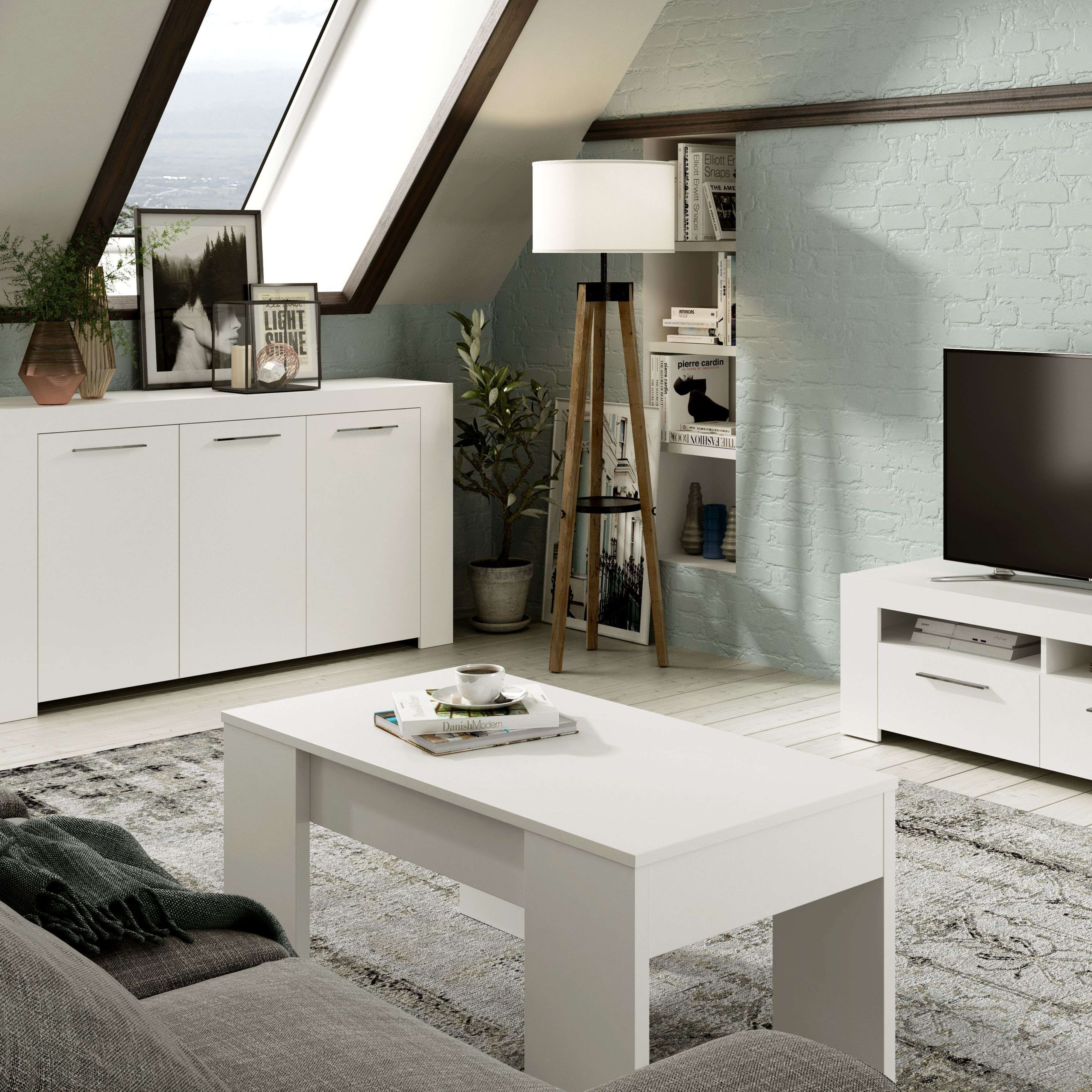 Una sala de estar moderna con muebles blancos, arte y una vista.