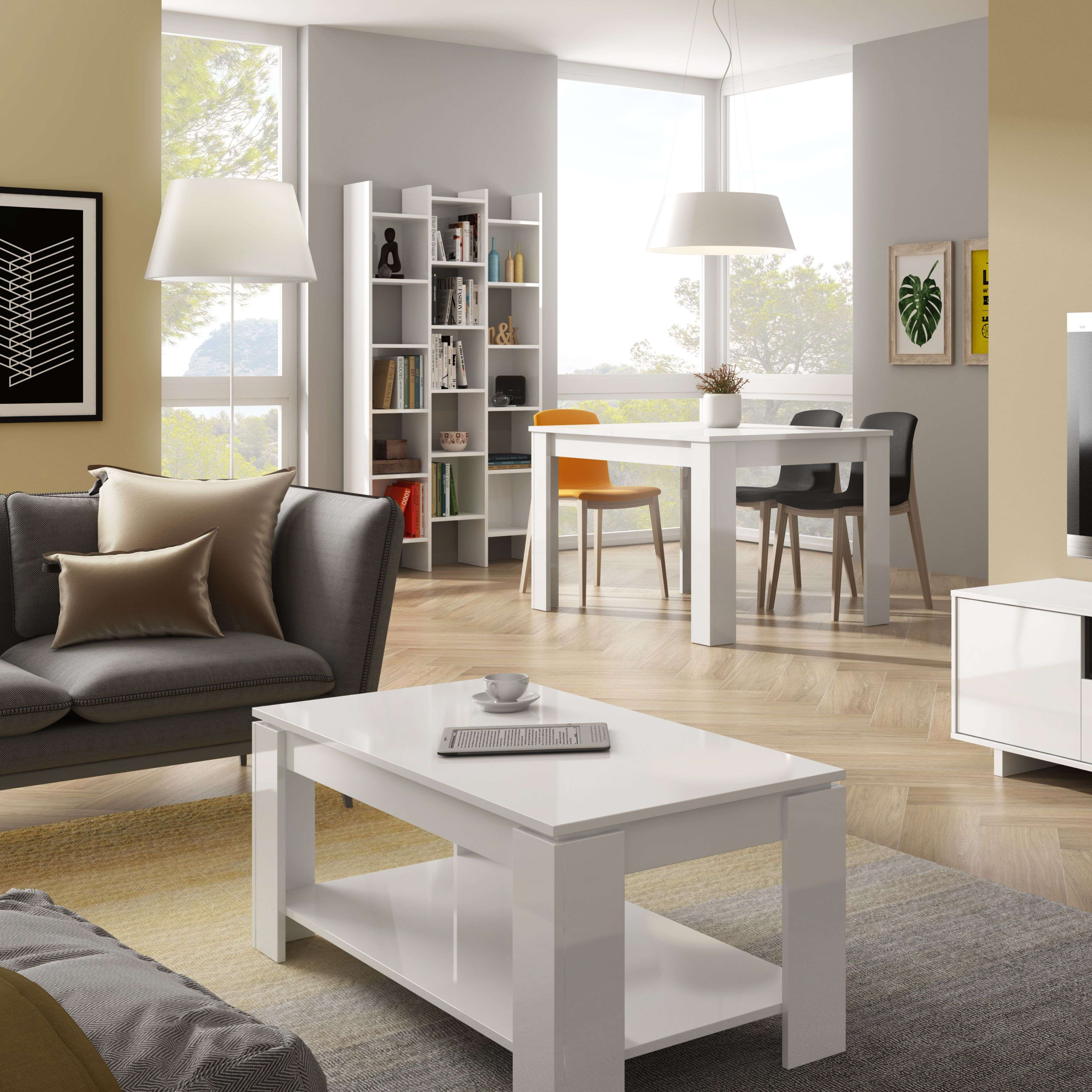 Sala de estar moderna con sofá, mesa de centro y zona de comedor.