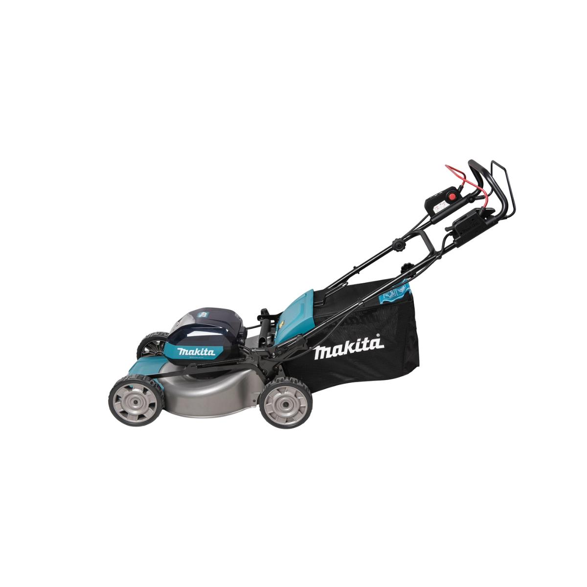 Un cortacésped azul y plateado con bolsa recolectora de césped negra, sobre fondo blanco.