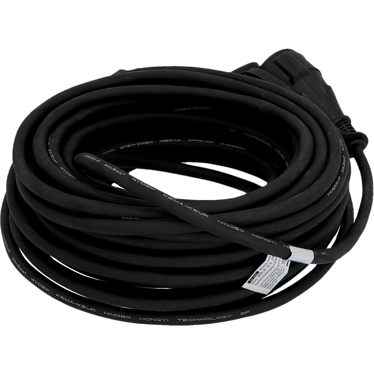 Schwarzes, aufgerolltes Stromkabel mit Stecker und Etikett.