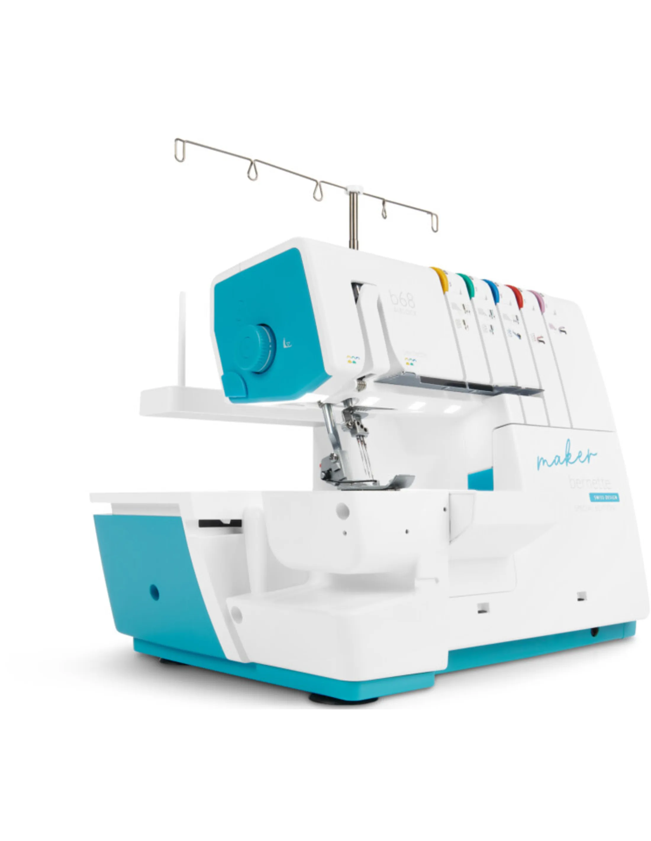 Eine weiße Nähmaschine mit türkisen Akzenten, Nadeln und Garnrollenhalter.