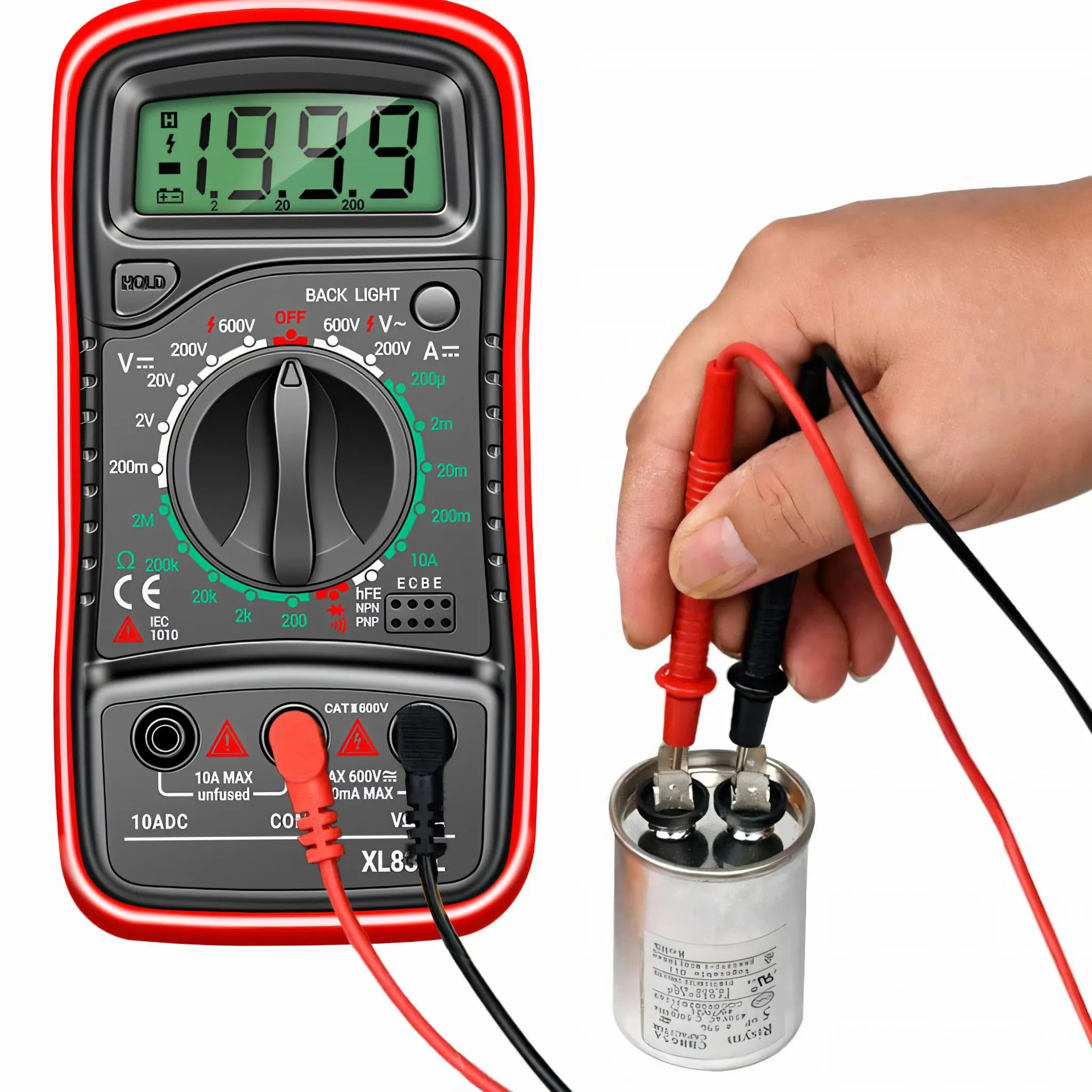 Ein Multimeter misst einen Kondensator, rote und schwarze Klemmen sind angeschlossen.