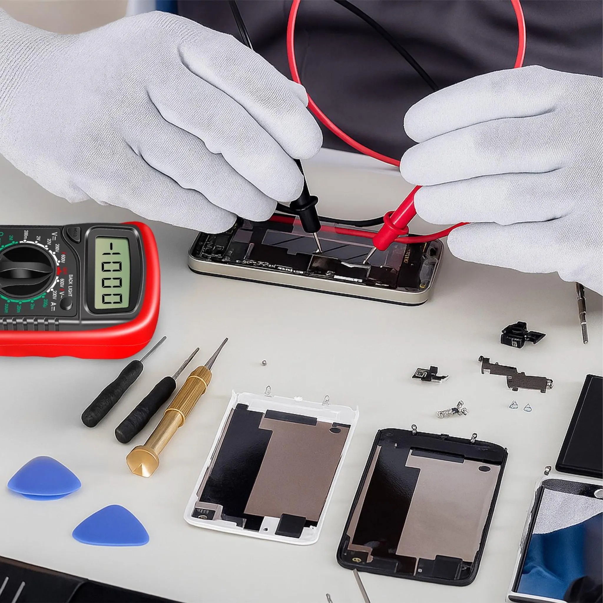Hände in weißen Handschuhen reparieren ein Smartphone mit einem Multimeter und Werkzeugen.