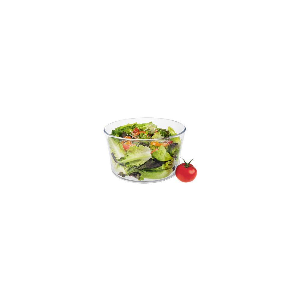 Eine Schüssel Salat mit einem Tomaten daneben auf weißem Hintergrund.