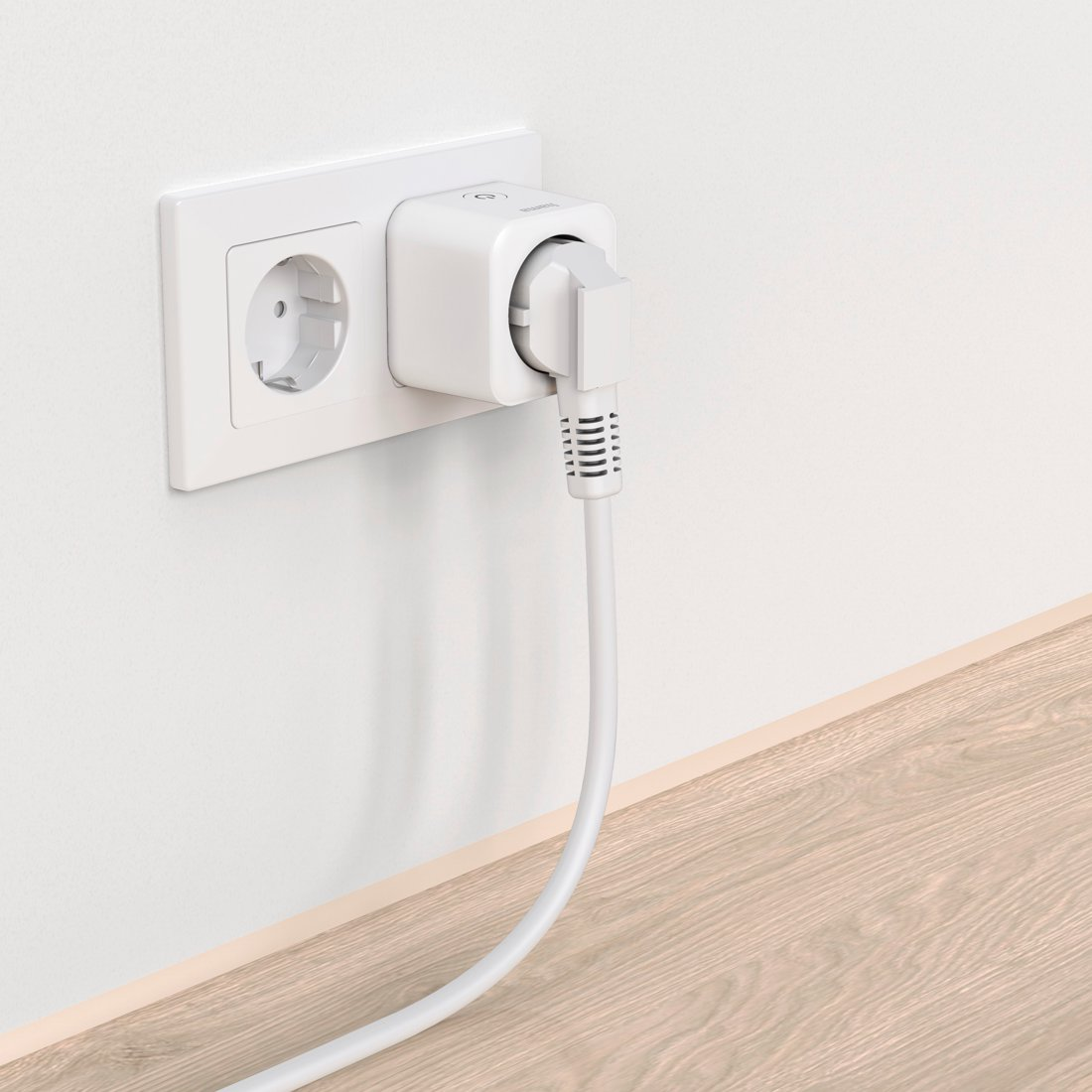 Biały adapter wtyczki jest podłączony do gniazdka elektrycznego, zwisa kabel.