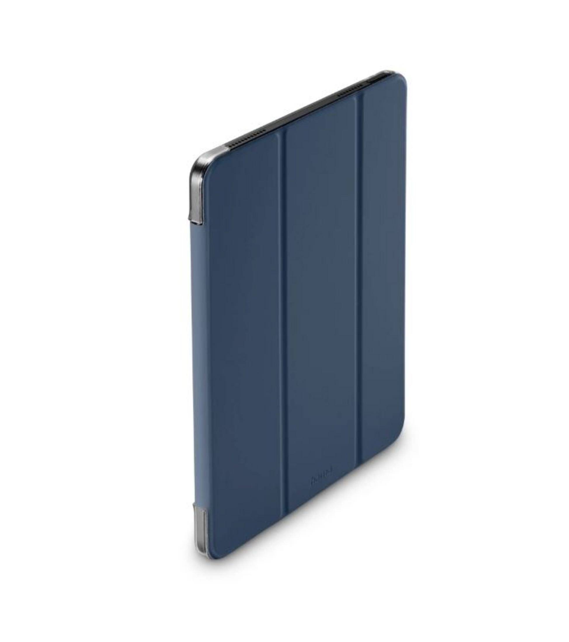 Ciemnoniebieskie etui na tablet z srebrnymi rogami, na białym tle.
