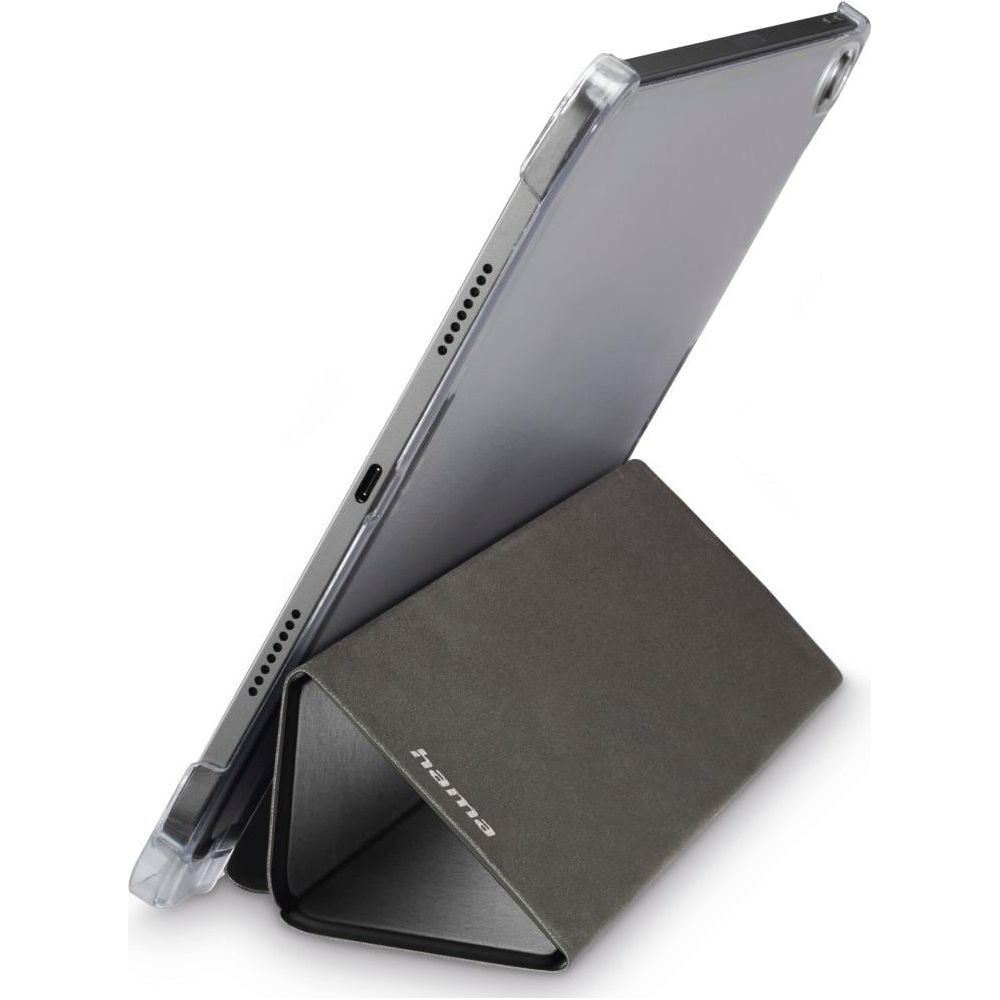 Tablet w szarej obudowie stojący pionowo na podstawce.