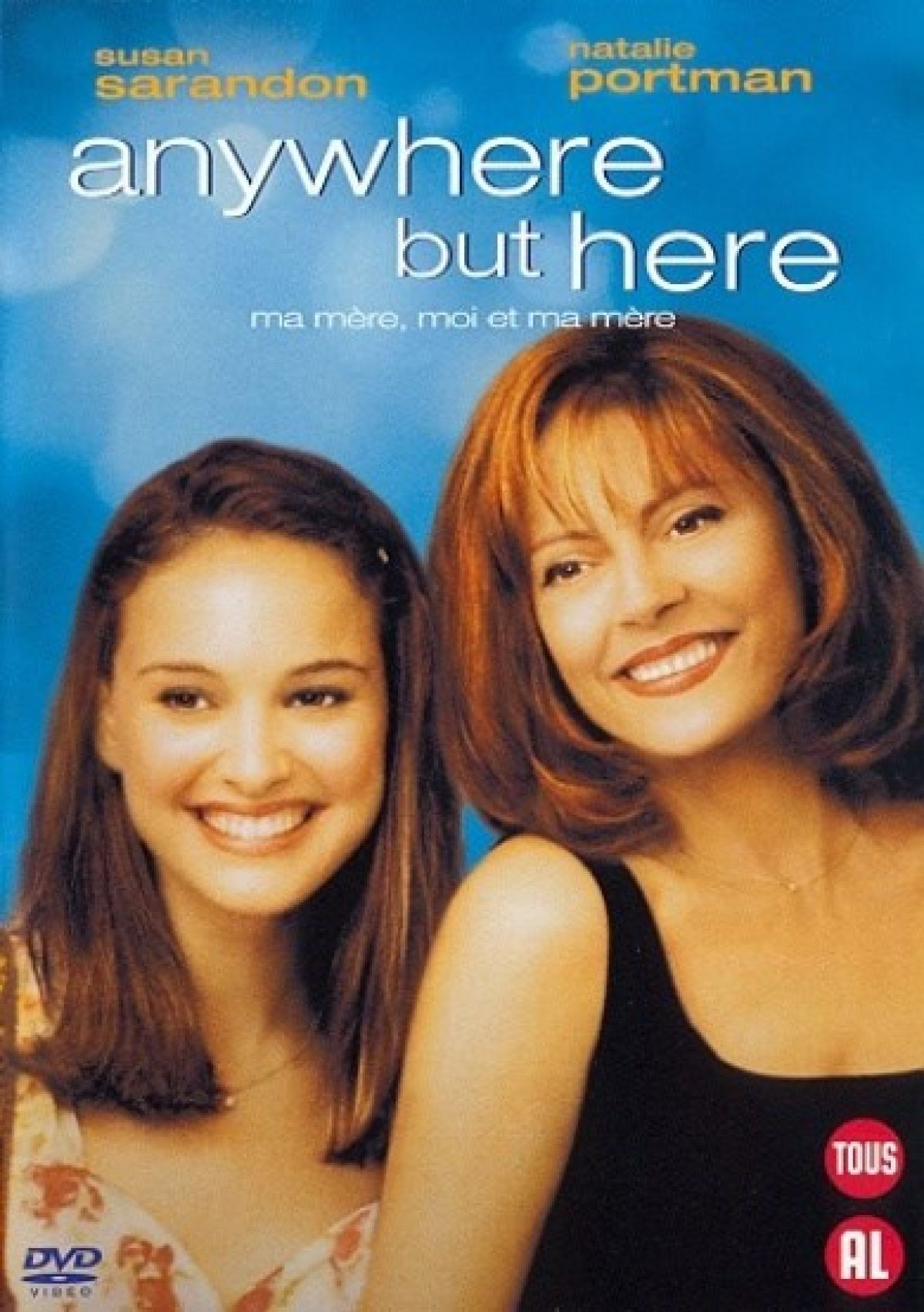 Susan Sarandon en Natalie Portman glimlachen met blauwe achtergrond.