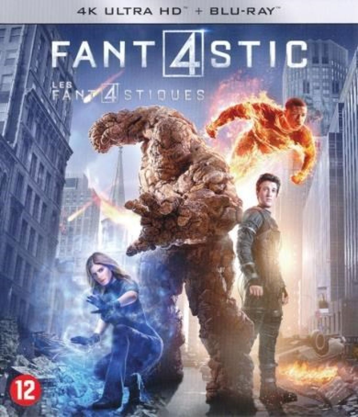 The Fantastic Four poseren heroïsch in een stad met The Thing, Human Torch, Invisible Woman en Mr. Fantastic.