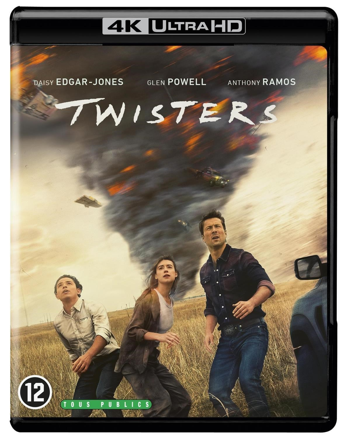 Drie mensen staan in een veld voor een tornado. "Twisters" filmprent.