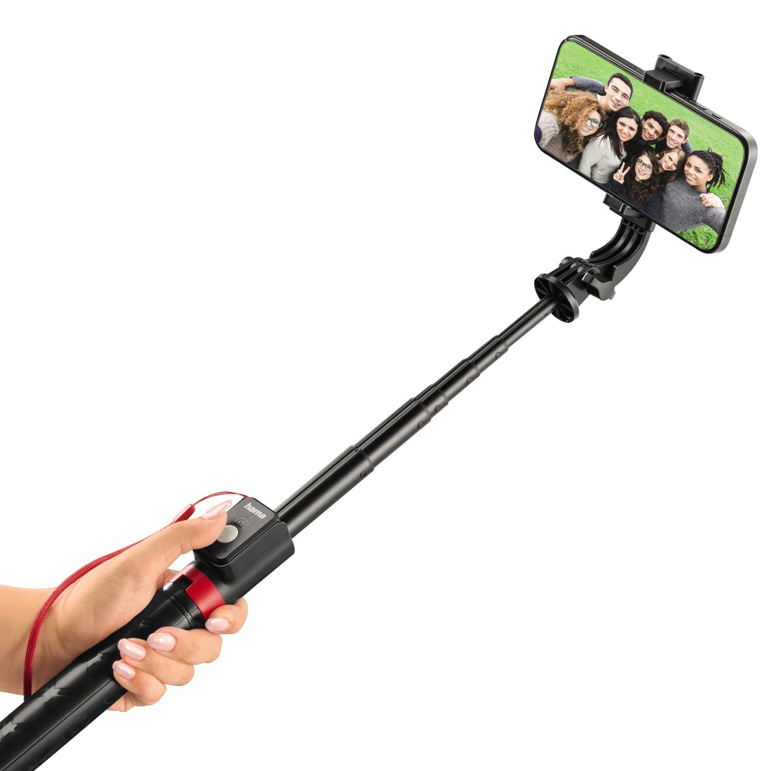 Un selfie stick tiene uno smartphone che mostra un gruppo di amici.