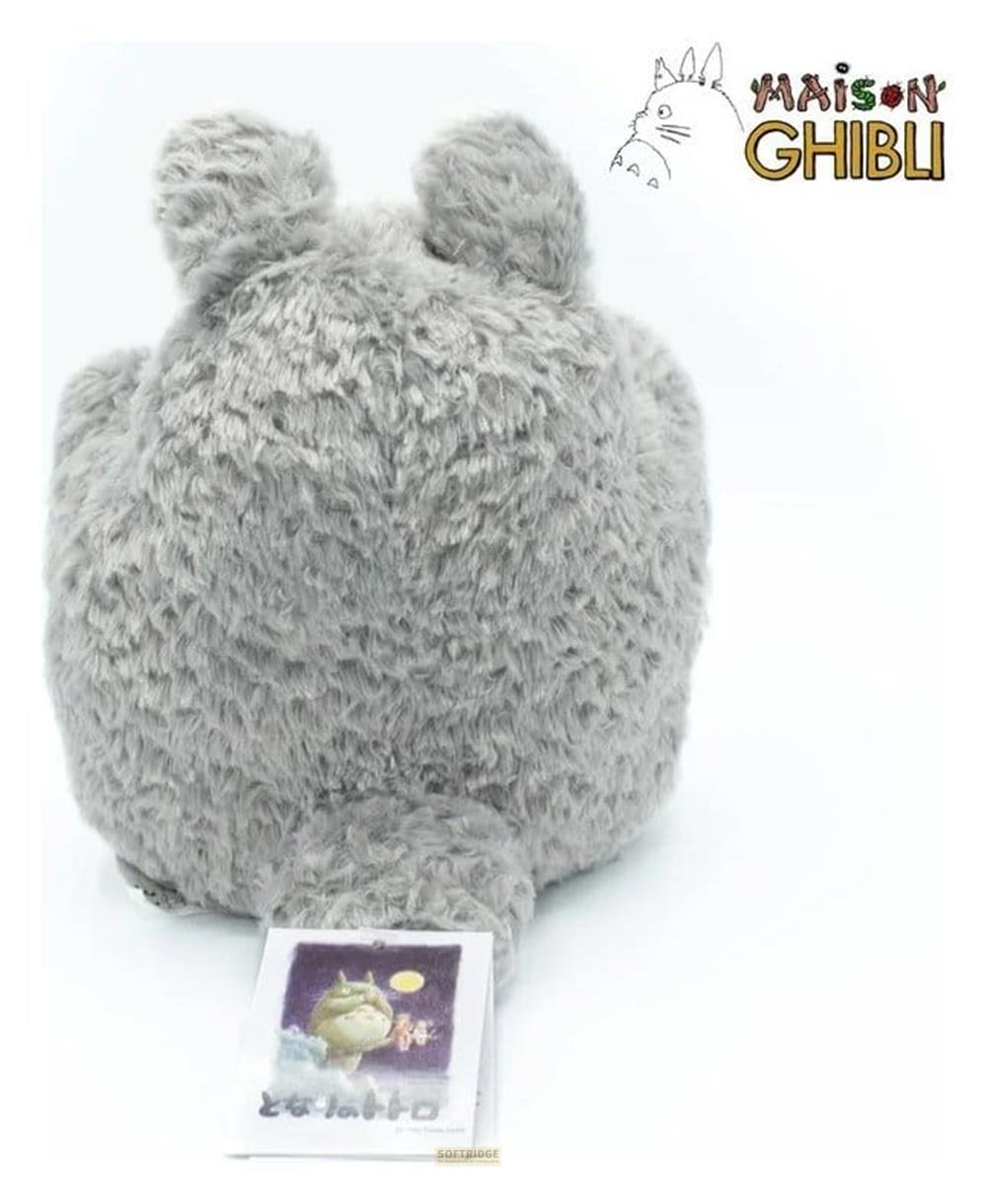 Personnage Totoro en peluche grise avec des oreilles et une étiquette montrant lune et étoiles.