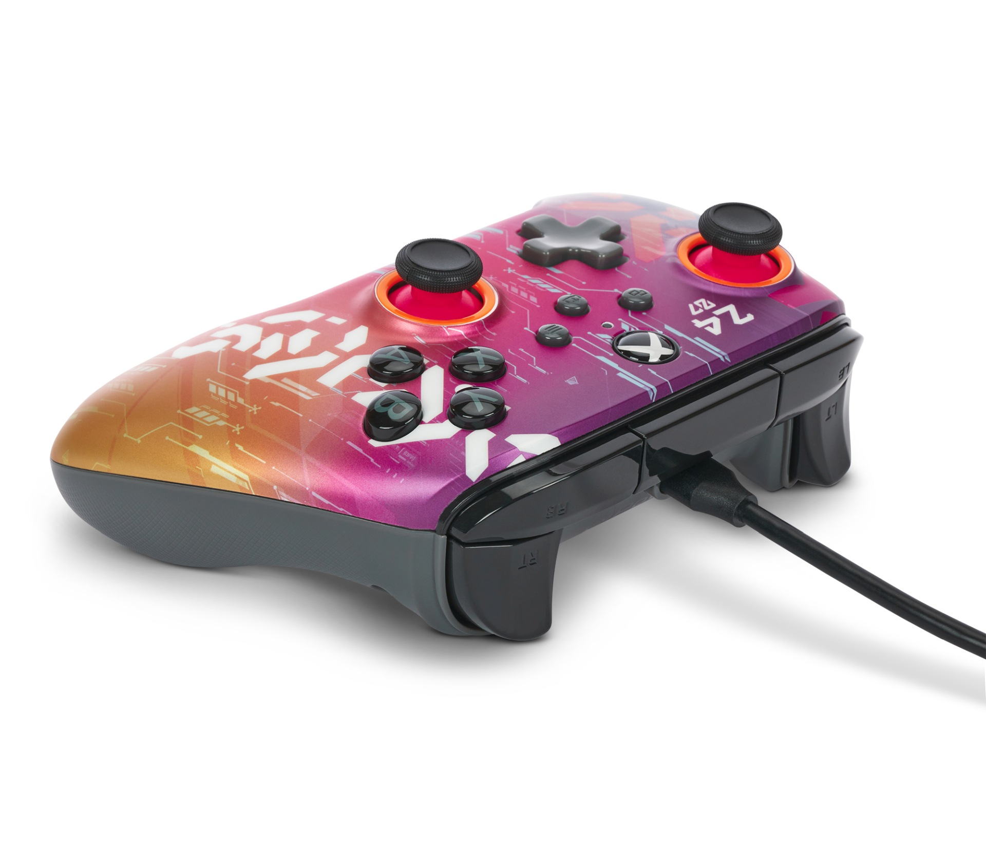 Un controller Xbox colorato con motivo a circuito digitale, collegato.