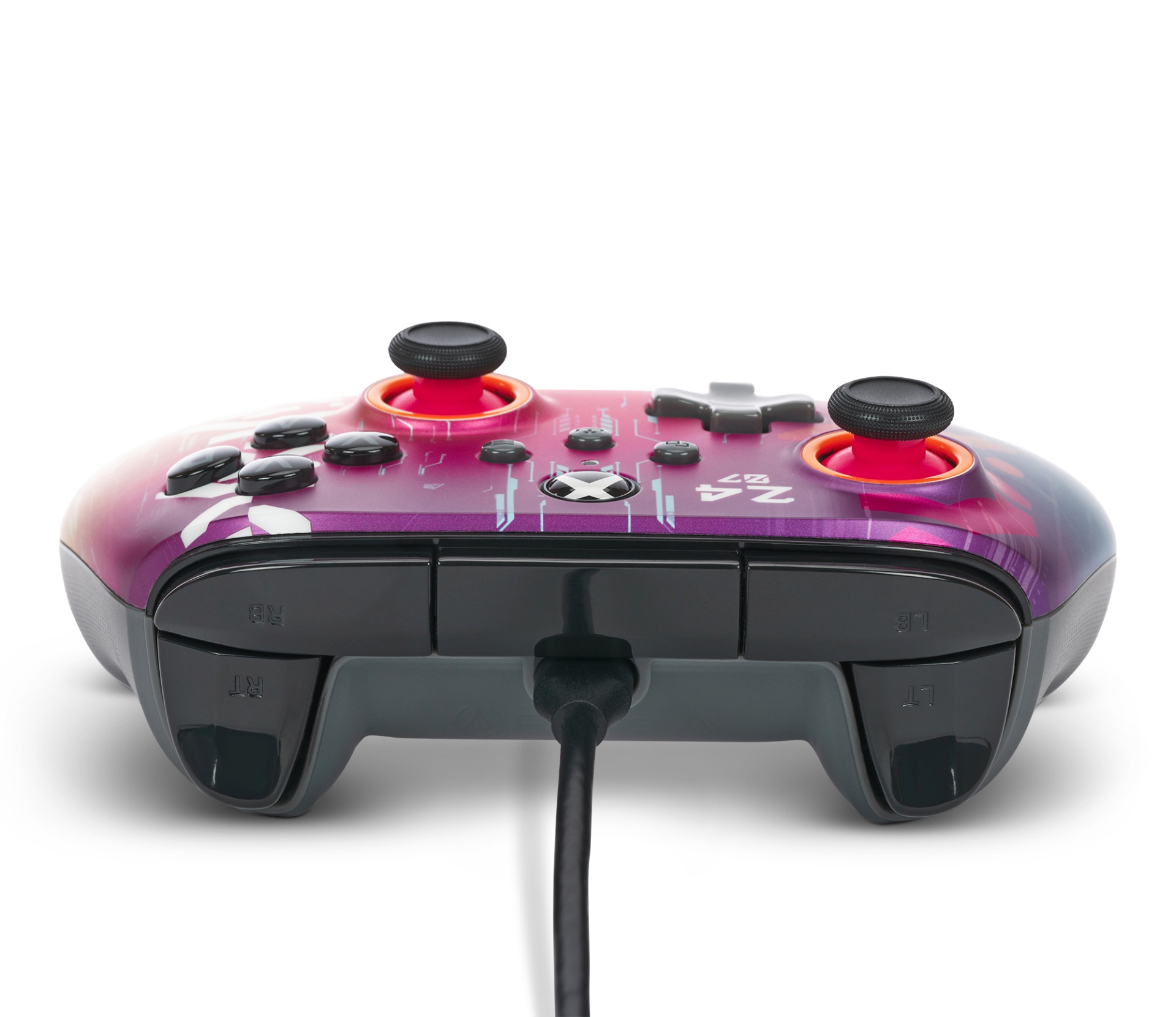 Un controller da gioco viola con accenti rossi e un cavo nero.