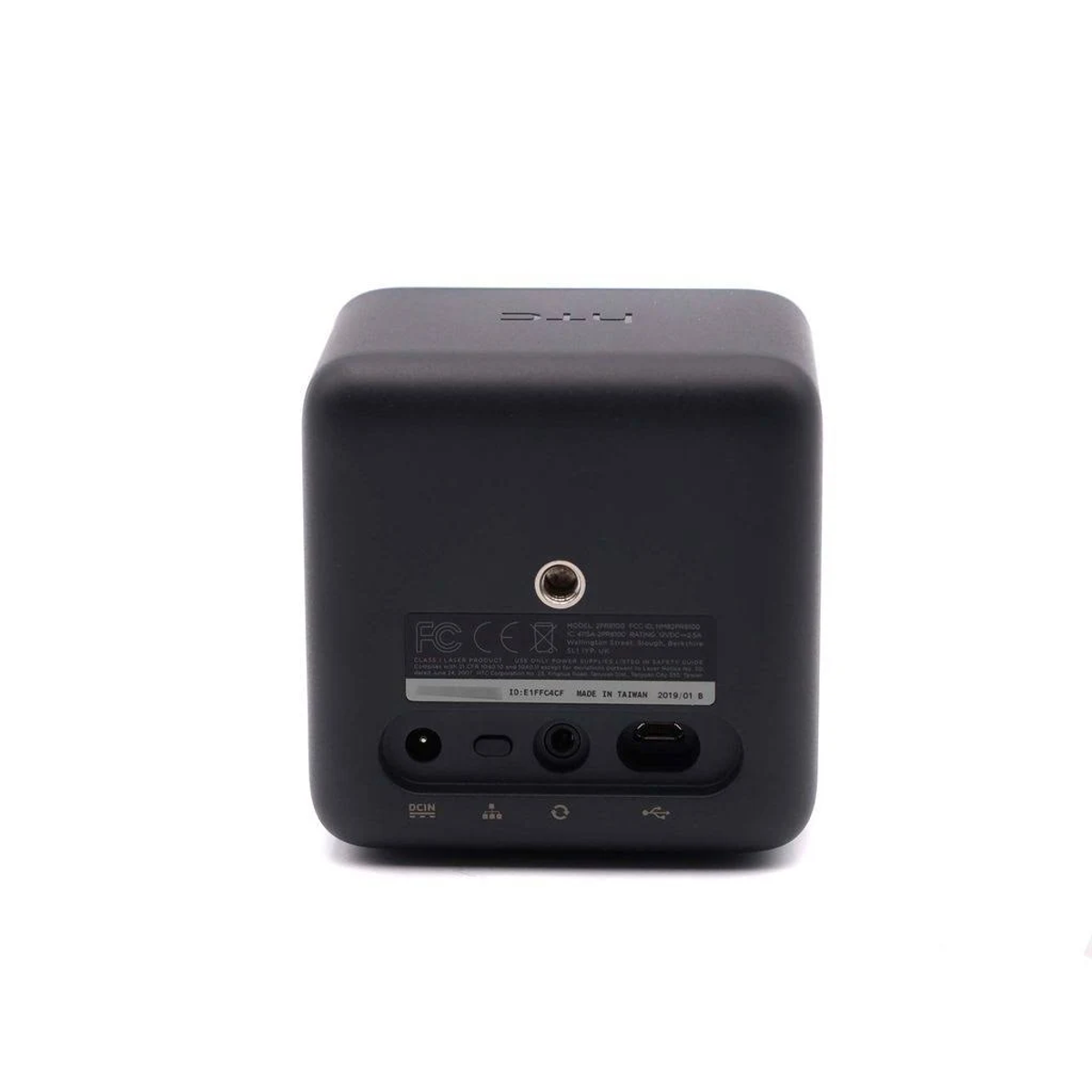 Cubo HTC negro con puertos: DCIN, USB, conectores de audio y botón de encendido.
