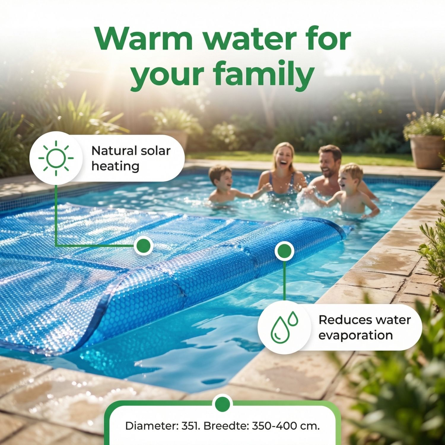 Familie spettert in zwembad met solarcover, met zonneschijn.